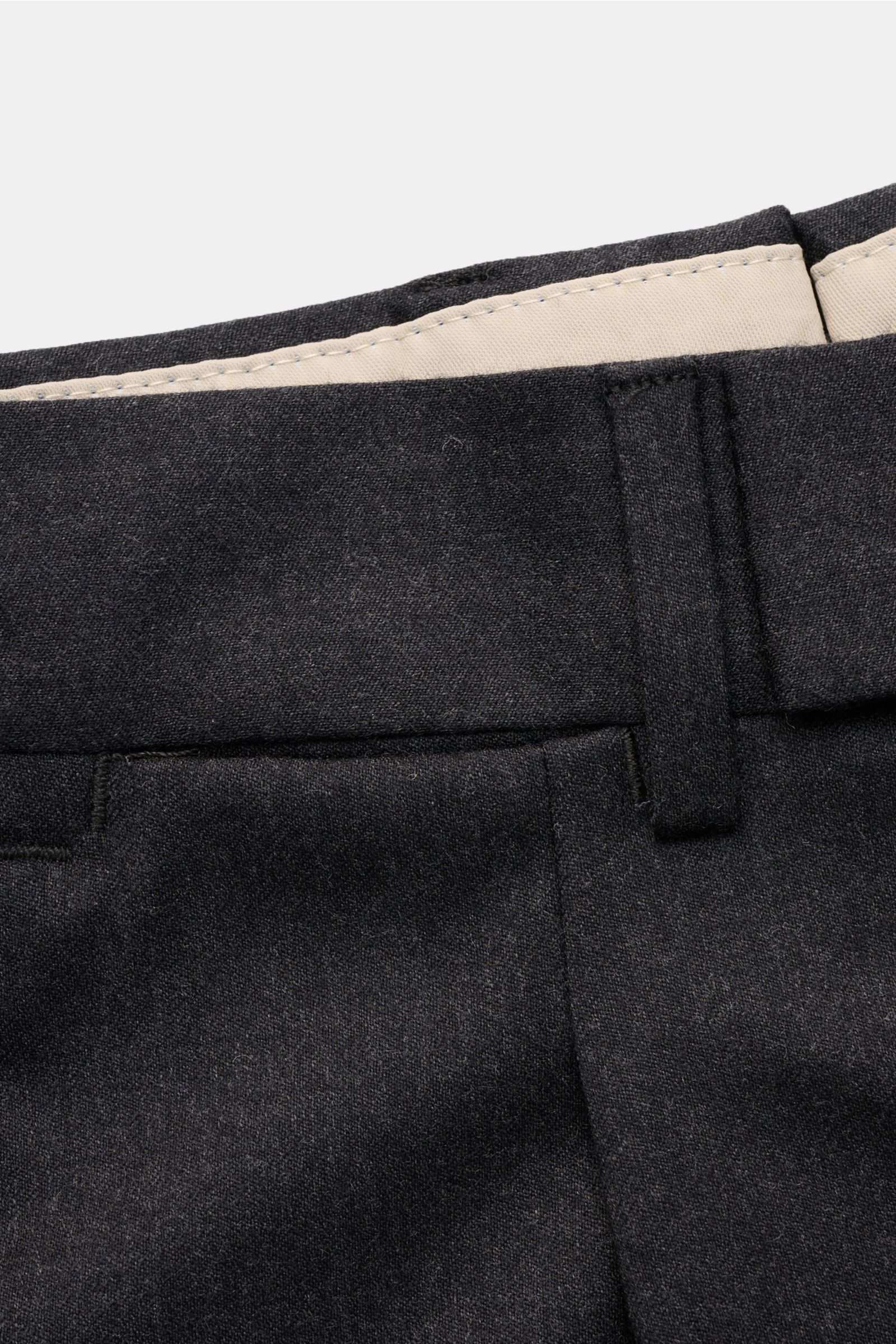 Nahaufnahme der PT Torino Wollhose 'Rebel Fit' anthrazit meliert von oben, leicht elastische Schurwolle, weicher Griff, Reißverschluss, Bundhaken.