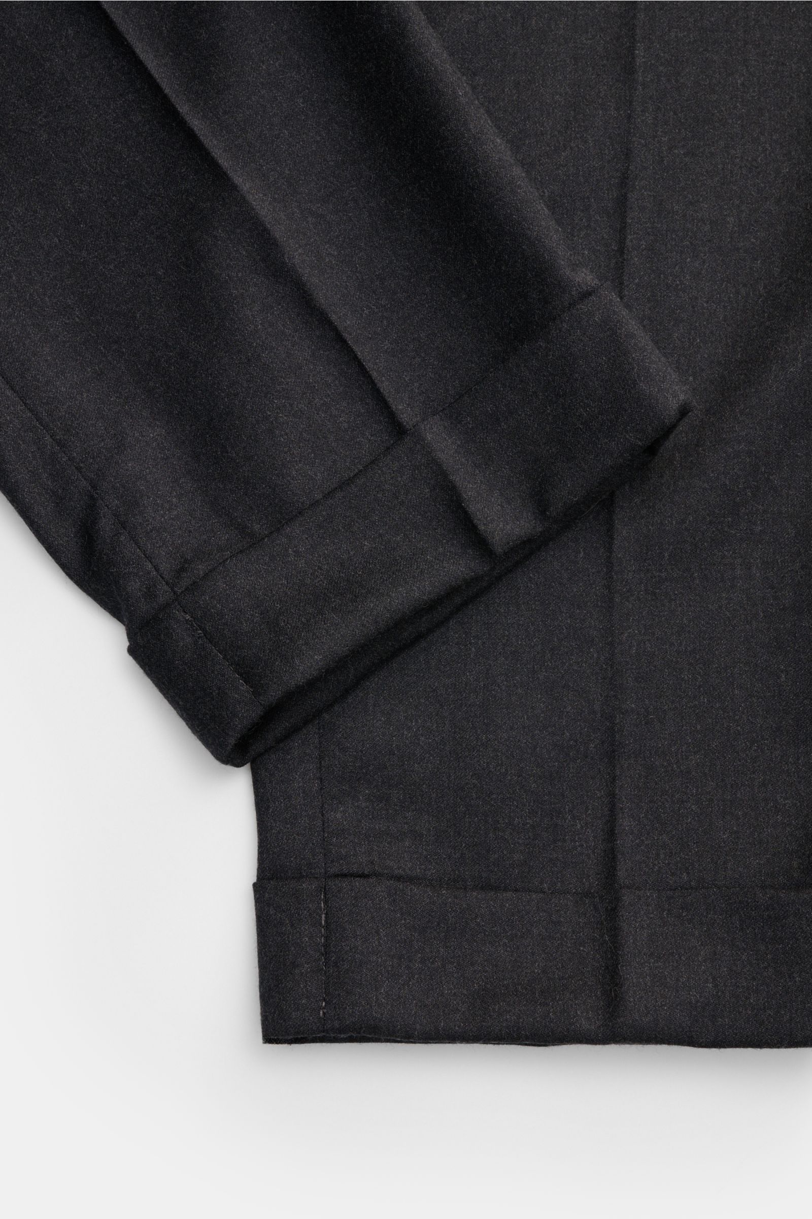 PT Torino Wollhose 'Rebel Fit' anthrazit meliert, Detailaufnahme des fixierten Saumaufschlags aus leicht elastischer Schurwolle mit weichem Griff, knöchellang, Rebel Fit, reguläre Oberschenkelweite, einfache Bundfalte.