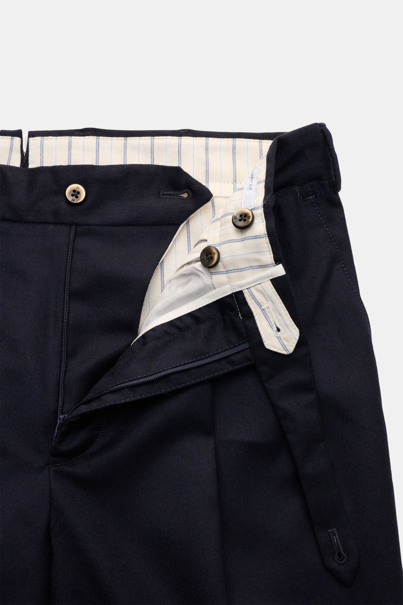 PT Torino Wollhose 'Carrot Fit' navy aus reiner Schurwolle mit Bundfalten, Saumaufschlag, Knopfriegel, Uhrentasche, frontal geöffnet.