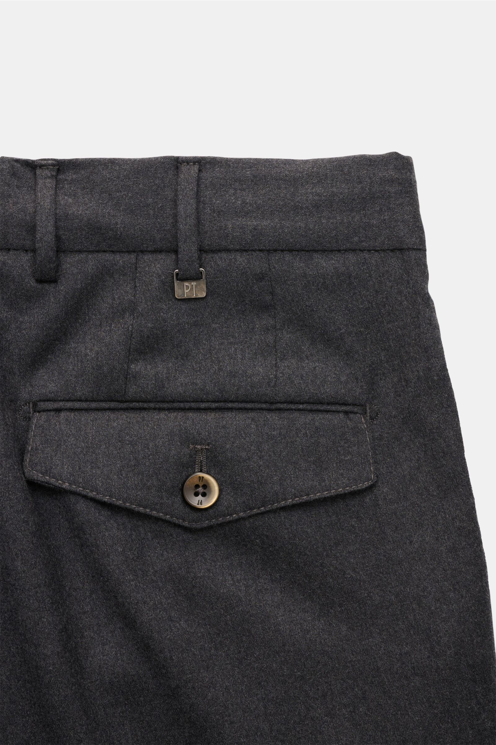 PT Torino Wollhose 'Carrot Fit' dunkelgrau meliert, Detailansicht rückseitige Gesäßtasche mit Patte, Knopf, Bund und PT-Logo aus reiner Schurwolle.