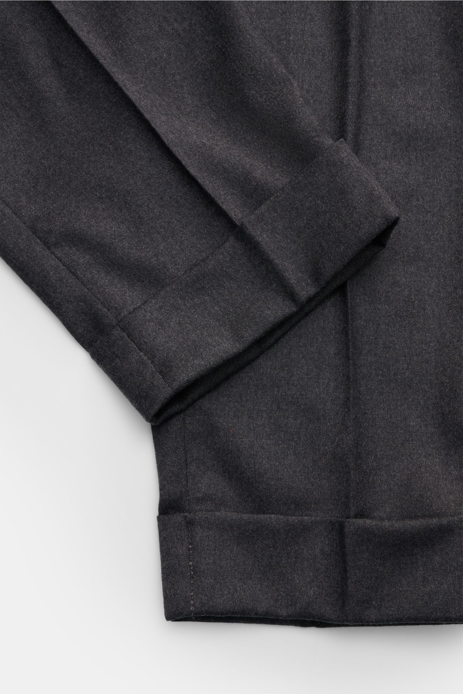 PT Torino Wollhose 'Carrot Fit' dunkelgrau meliert, Detailfoto Saum und Beinabschluss, reine Schurwolle, Stretch, Bundfalten, Saumaufschlag.