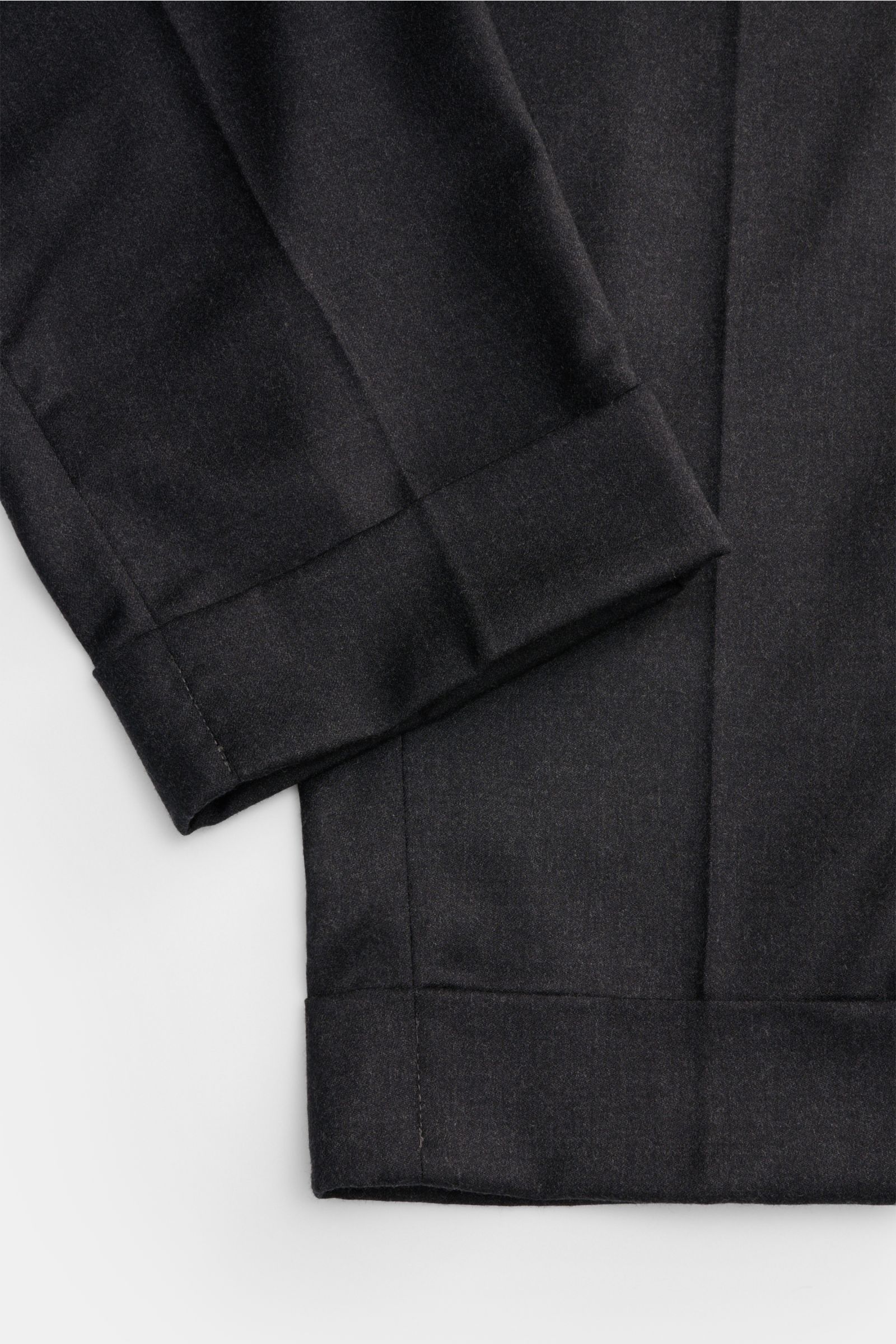 PT Torino Wollhose 'Carrot Fit' anthrazit meliert, Detailaufnahme von Saumaufschlag und Bundfalte aus reiner Schurwolle mit Stretch.