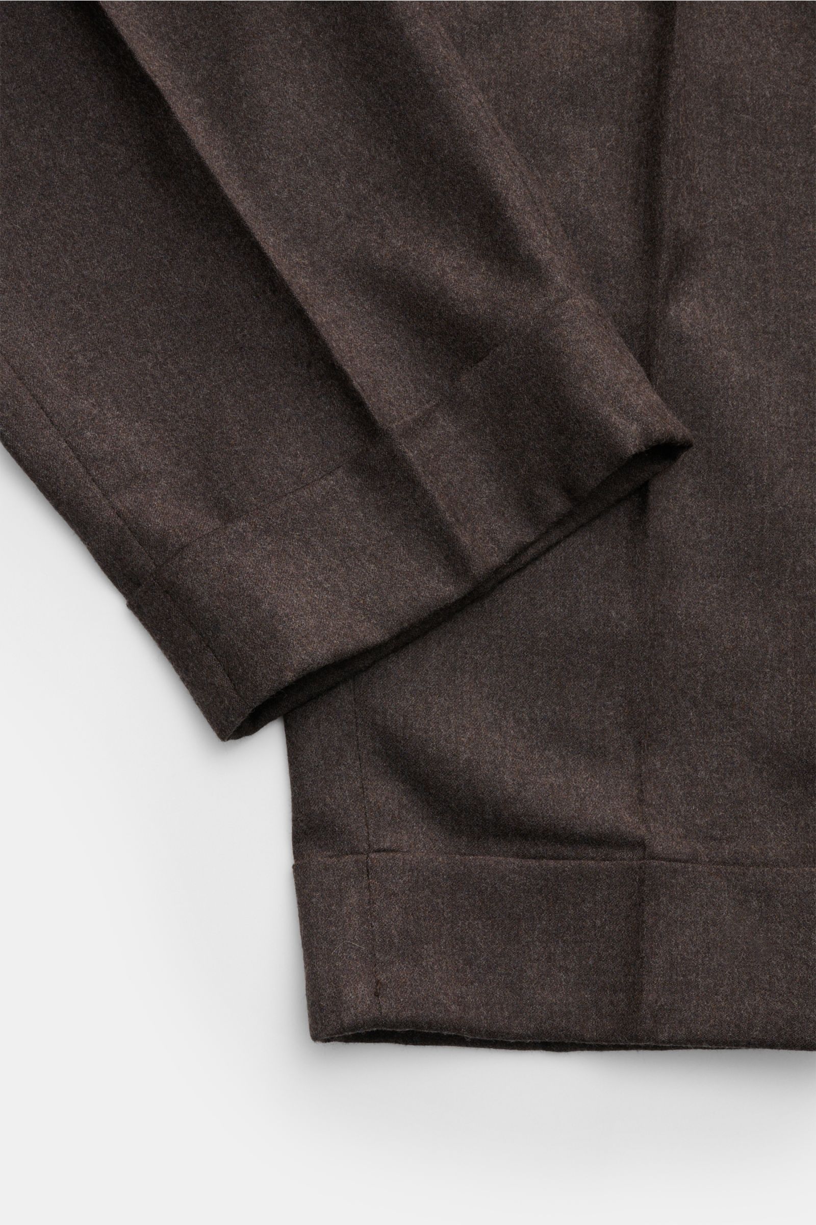 PT Torino Wollhose 'Carrot Fit' graubraun meliert, Detailaufnahme des knöchellangen Saums mit fixiertem Saumaufschlag, weiche Schurwolle, schmal zulaufend.