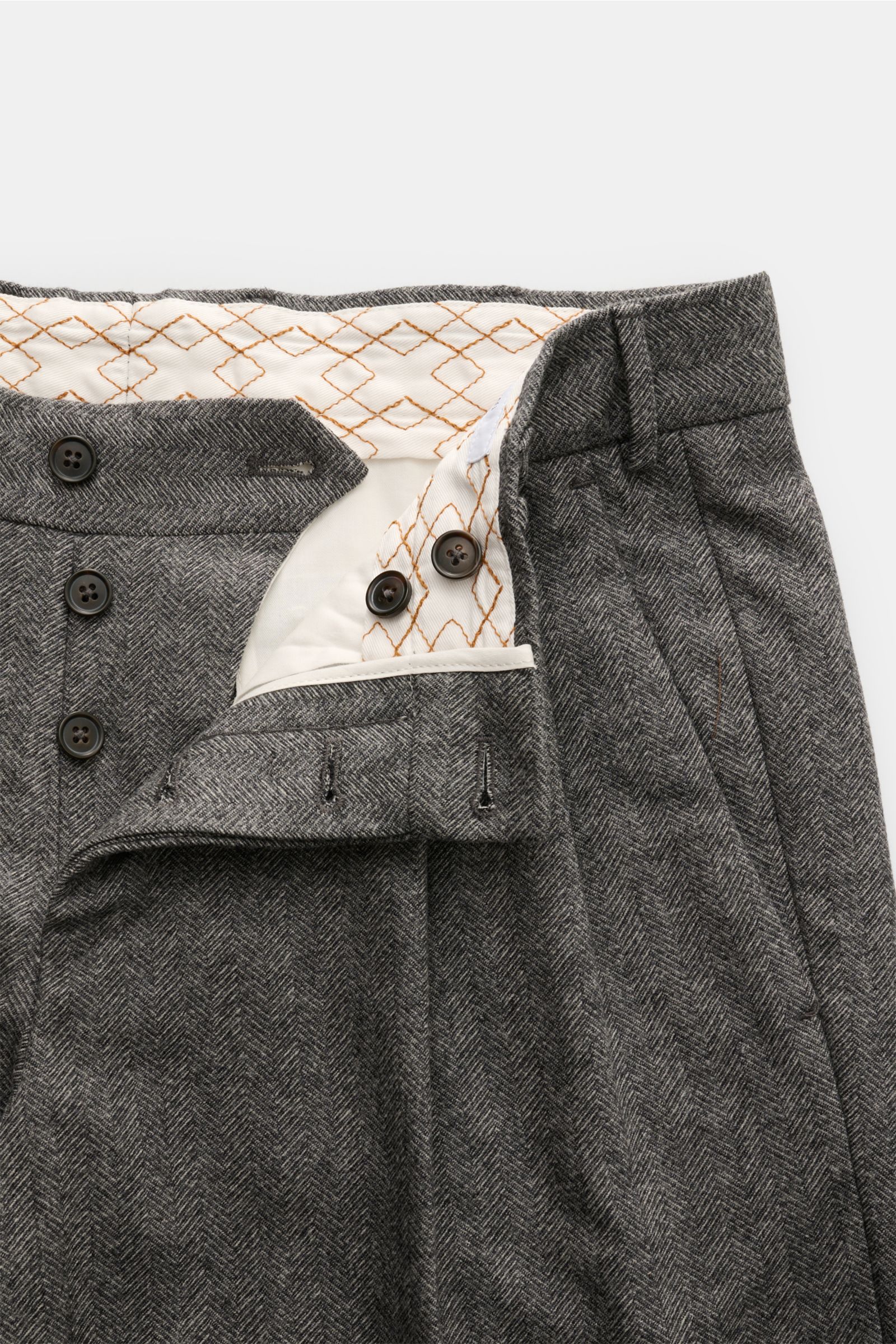 Close-up front view of PT Torino Wollhose 'Michael' dunkelgrau, showing dark gray herringbone wool fabric, button fly, and white inner lining with orange diamond pattern.