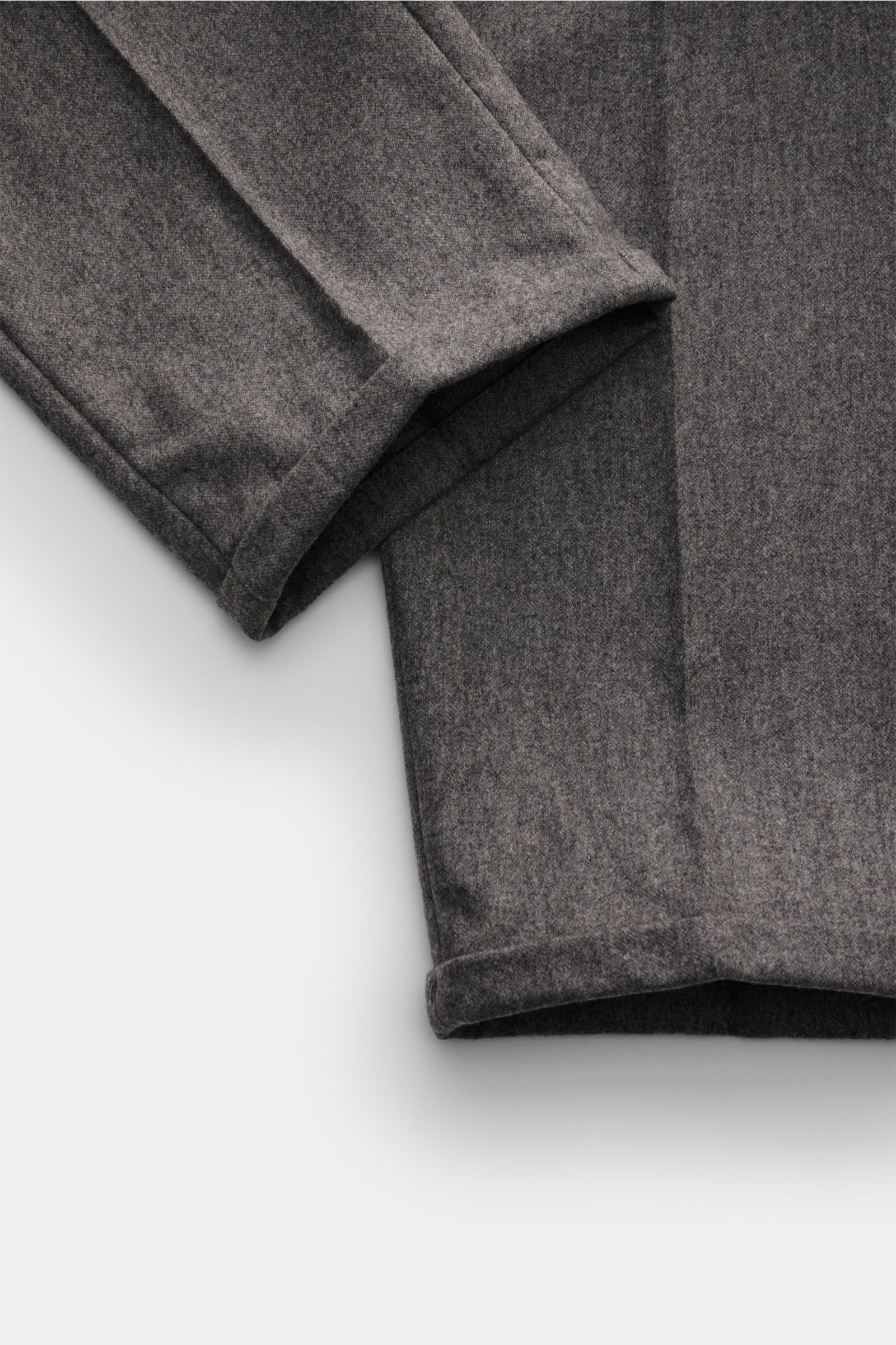 Nahaufnahme der PT Torino Woll-Jogpants 'The Rebel' grau meliert im Tapered Fit, knöchellang mit schmalem Saumaufschlag, elastischem Bund, Button-Fly, französischen Taschen, Gesäßtaschen mit geknöpfter Patte, aus Woll-Cashmere-Mix, elastischer Qualität un