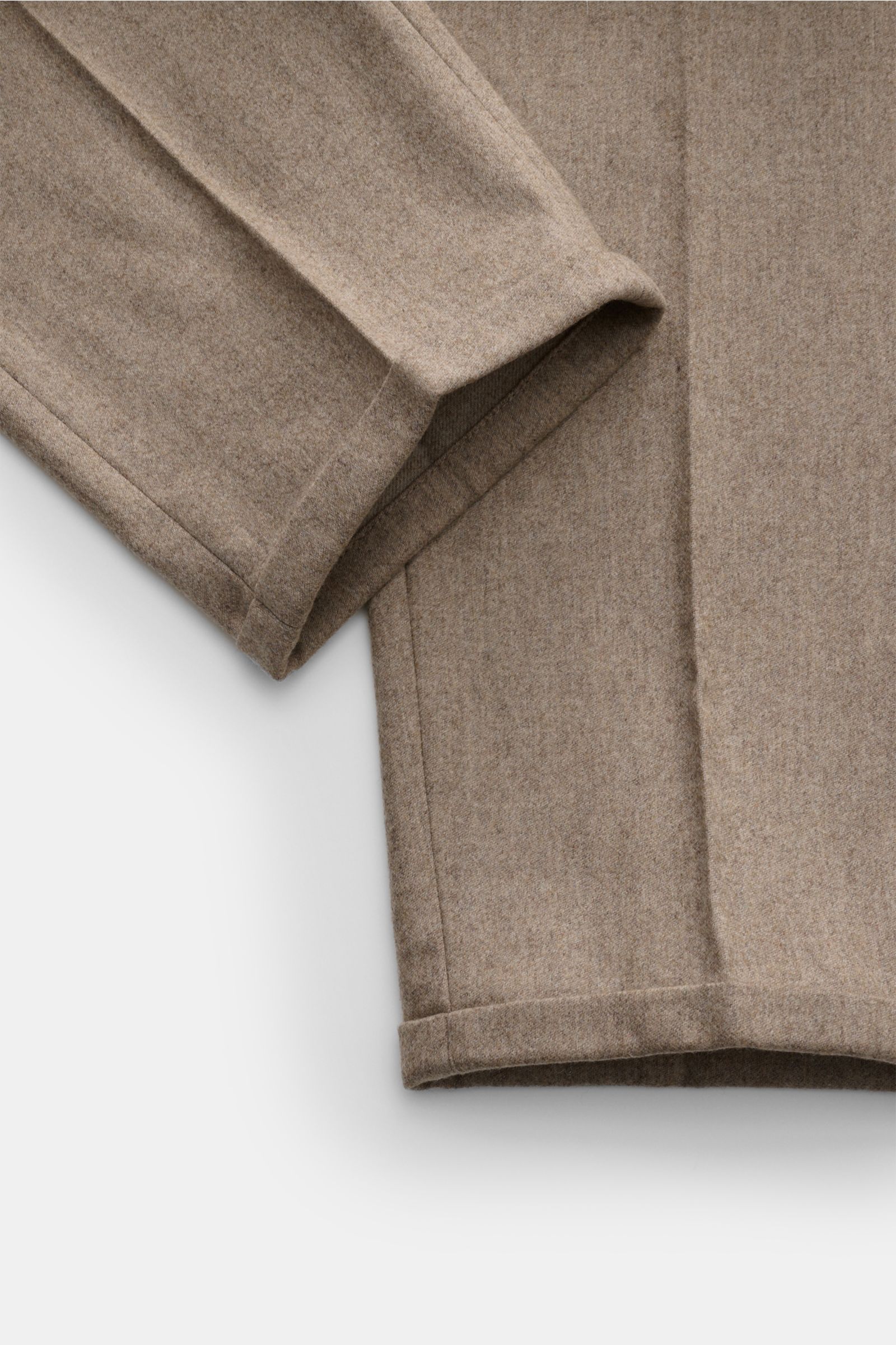 Nahaufnahme der PT Torino Woll-Jogpants 'The Rebel' beige meliert, schmal zulaufend, knöchellang mit elastischem Bund, Button-Fly, französischen und geknöpften Gesäßtaschen, schmaler Saumaufschlag, aus weichem Woll-Cashmere-Mix in elastischer Qualität, Ta