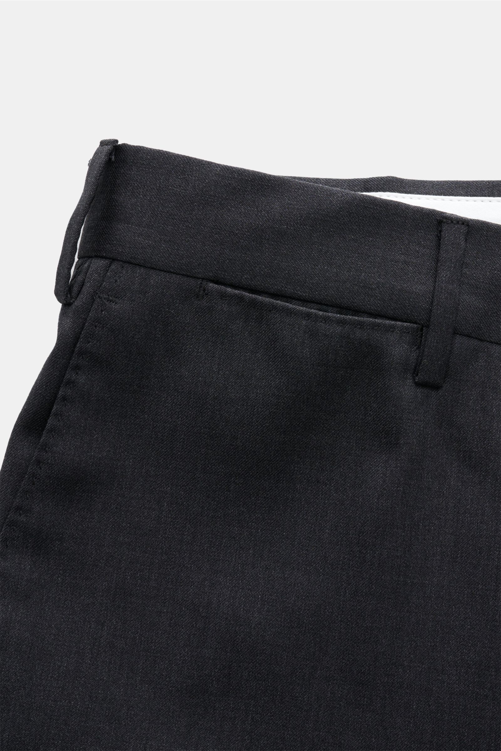 PT Torino Wollhose 'Slim Fit' anthrazit aus feinem Twill reiner Wolle, weicher Griff, schmal zulaufend mit Reißverschluss, Bundknöpfen, französischen Taschen, Uhrentasche, paspelierten Gesäßtaschen mit Knopf, offene Länge, Detailaufnahme von oben.