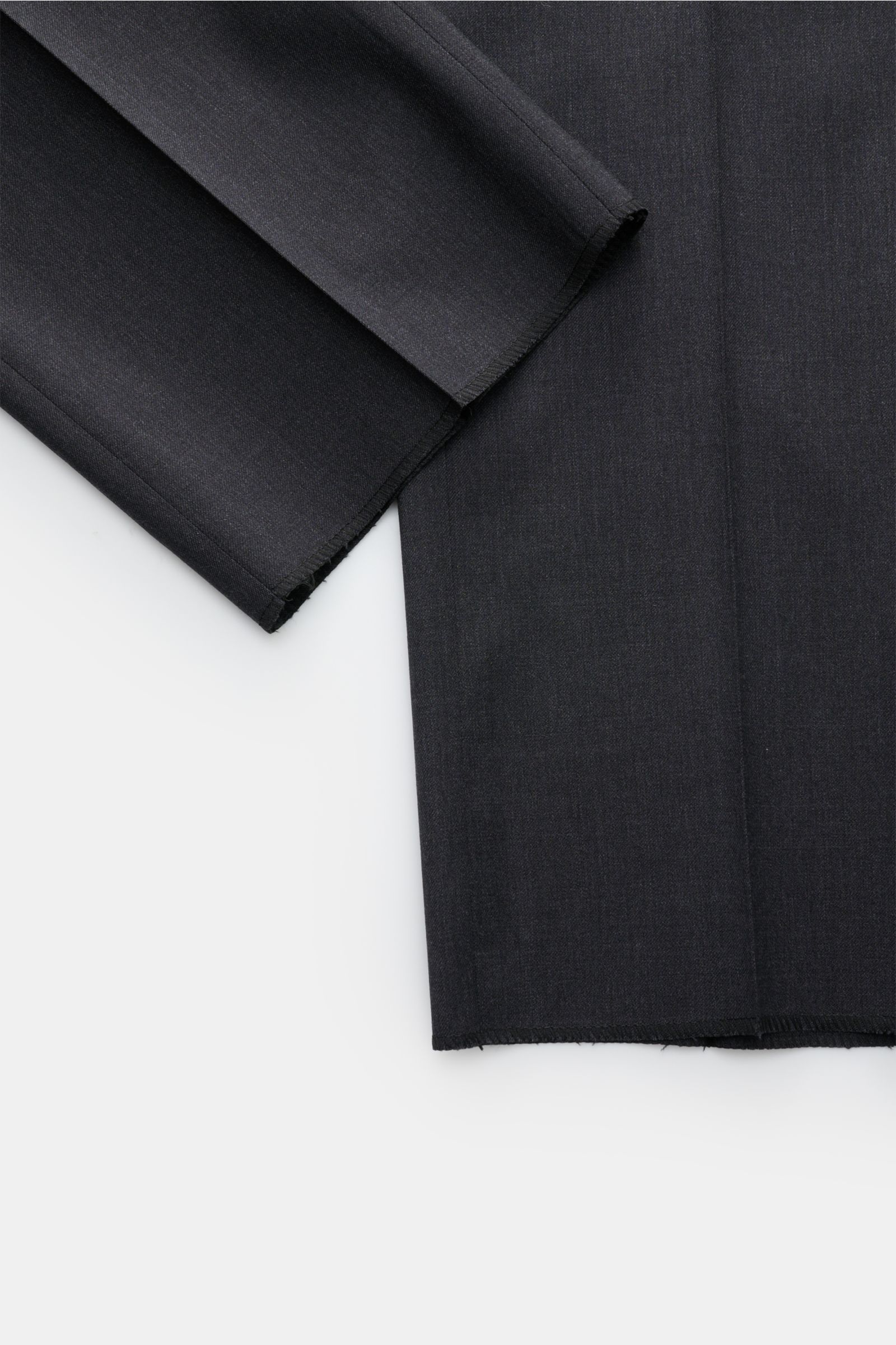 PT Torino Wollhose 'Slim Fit' anthrazit aus feinem Twill reiner Wolle, weicher Griff, schmal zulaufend, mit Reißverschluss, Bundknöpfen, französischen Taschen, Uhrentasche, paspelierten Gesäßtaschen mit Knopf, offene Länge, Detailaufnahme der Hosenbeine v