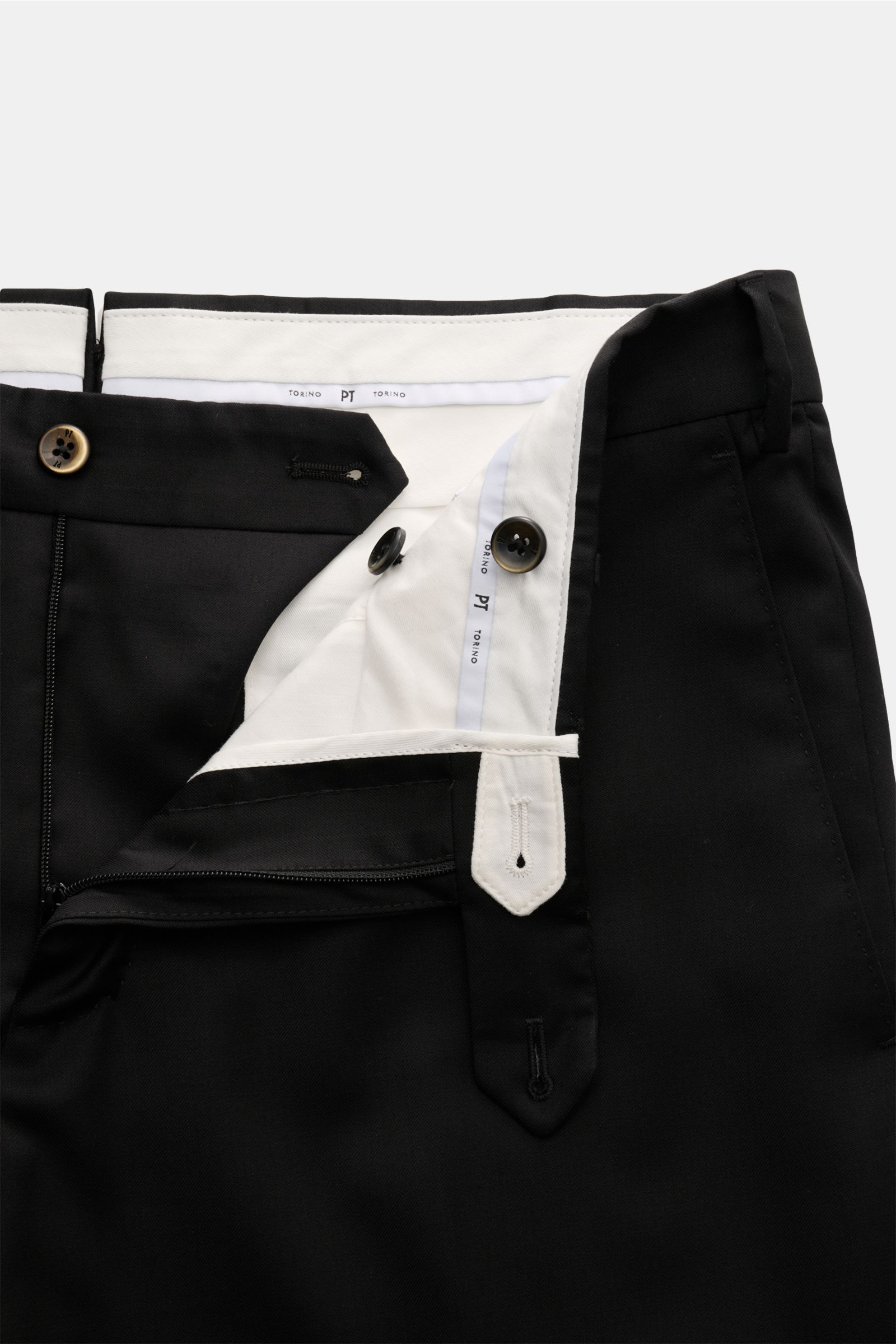 PT Torino Wollhose 'Slim Fit' schwarz, Detailaufnahme von Bund und Reißverschluss, feiner Twill aus reiner Wolle, weicher Griff, schmal zulaufend, französische Taschen, kleine Uhrentasche, paspelierte Gesäßtaschen mit Knopf, offene Länge.