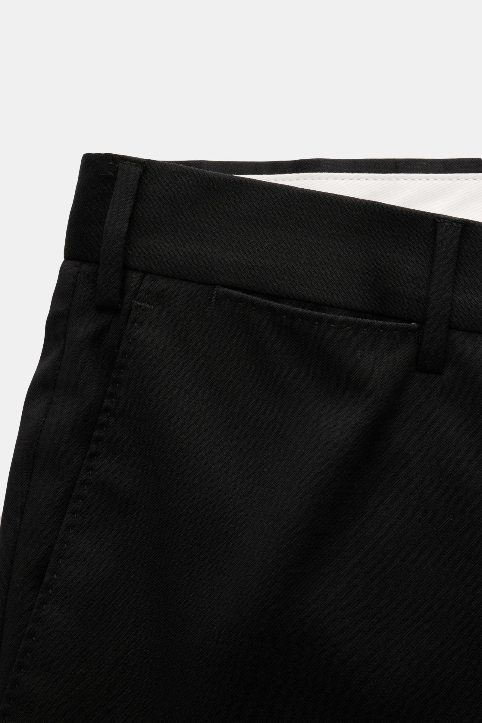 PT Torino Wollhose 'Slim Fit' schwarz aus feinem Twill reiner Wolle, weicher Griff, schmal zulaufend, mit Reißverschluss, Bundknöpfen, französischen Taschen, kleiner Uhrentasche, paspelierten Gesäßtaschen mit Knopf, offene Länge, Detailfoto von oben.