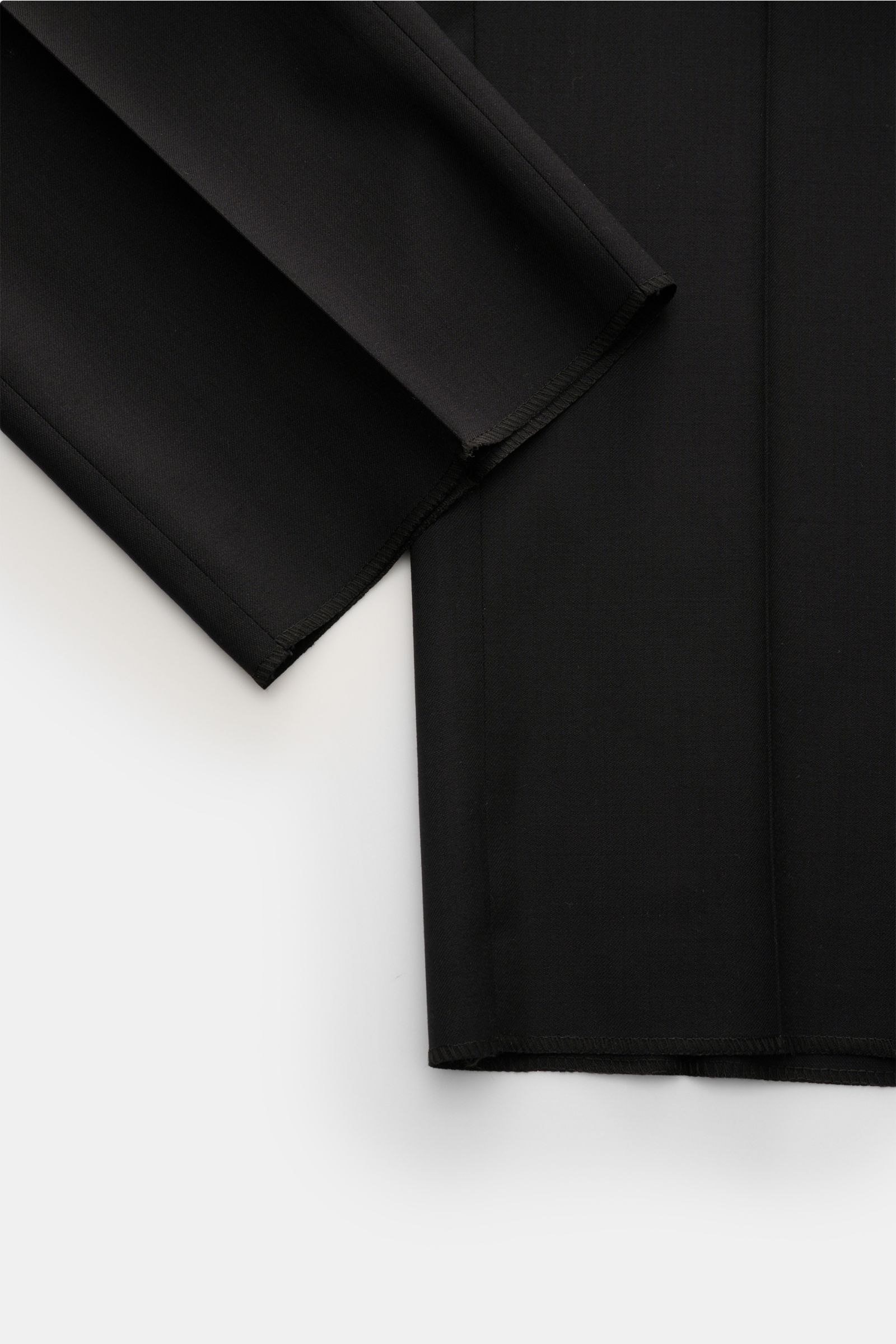 Schwarz fotografierte PT Torino Wollhose 'Slim Fit' aus feinem Twill, weicher Griff, schmal zulaufend, offene Länge, Details wie Reißverschluss, Bundknöpfe, französische Taschen, kleine Uhrentasche, paspelierte Gesäßtaschen mit Knopf.