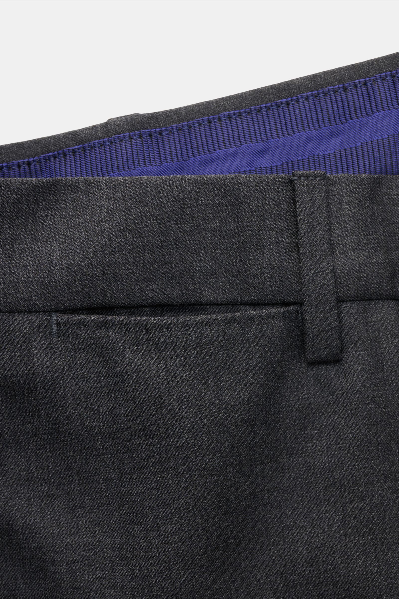 PT Torino Wollhose 'Slim Fit' anthrazit aus feiner Super 160'S Wolle, schmal zulaufend mit französischen Taschen, Reißverschluss, Bundknöpfen, Detailaufnahme von Bund und Taschen.