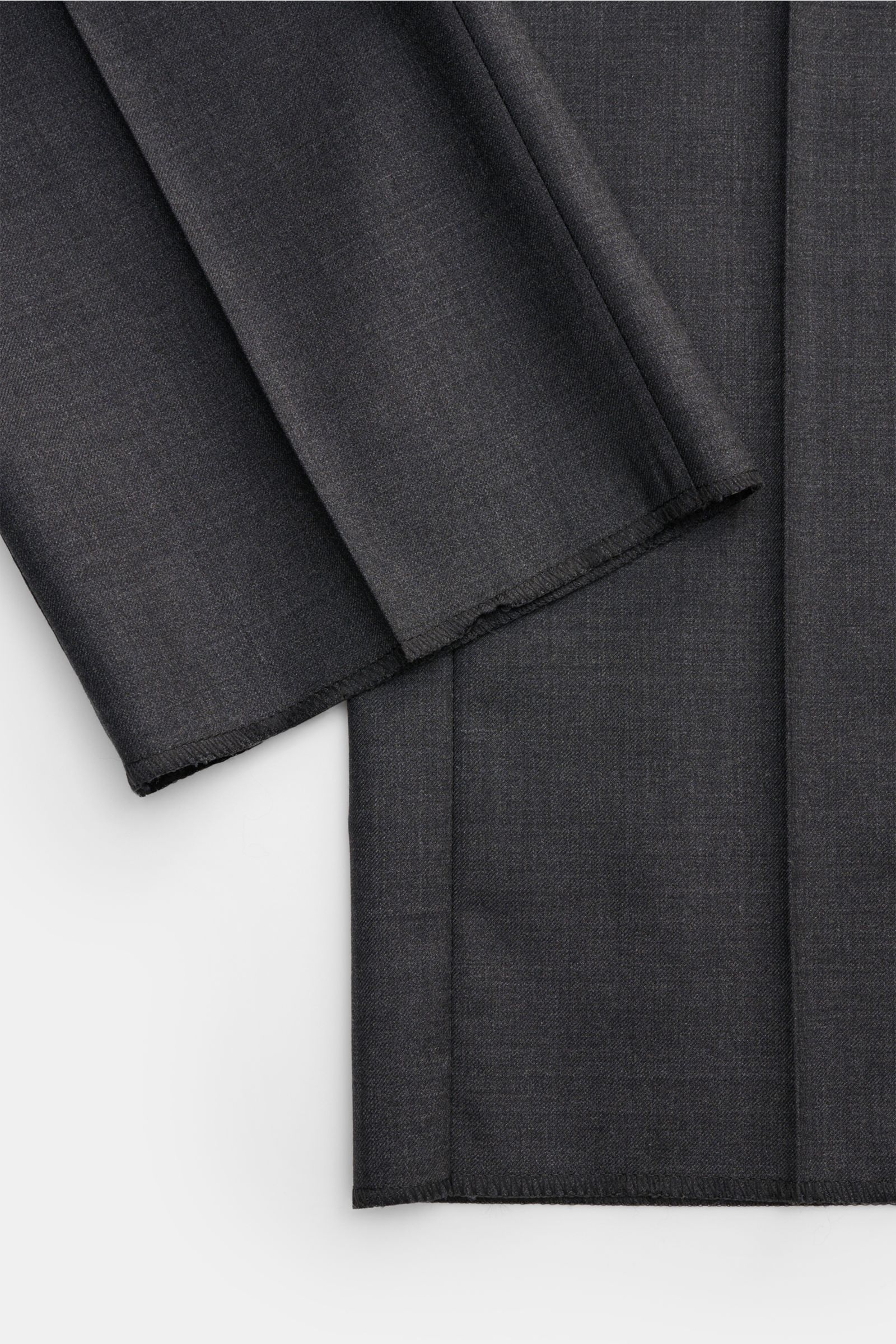 PT Torino Wollhose 'Slim Fit' anthrazit aus Super 160'S Wolle, glatter Griff, leichte Qualität, schmal zulaufend, Detailansicht der offenen Hosenbeine.