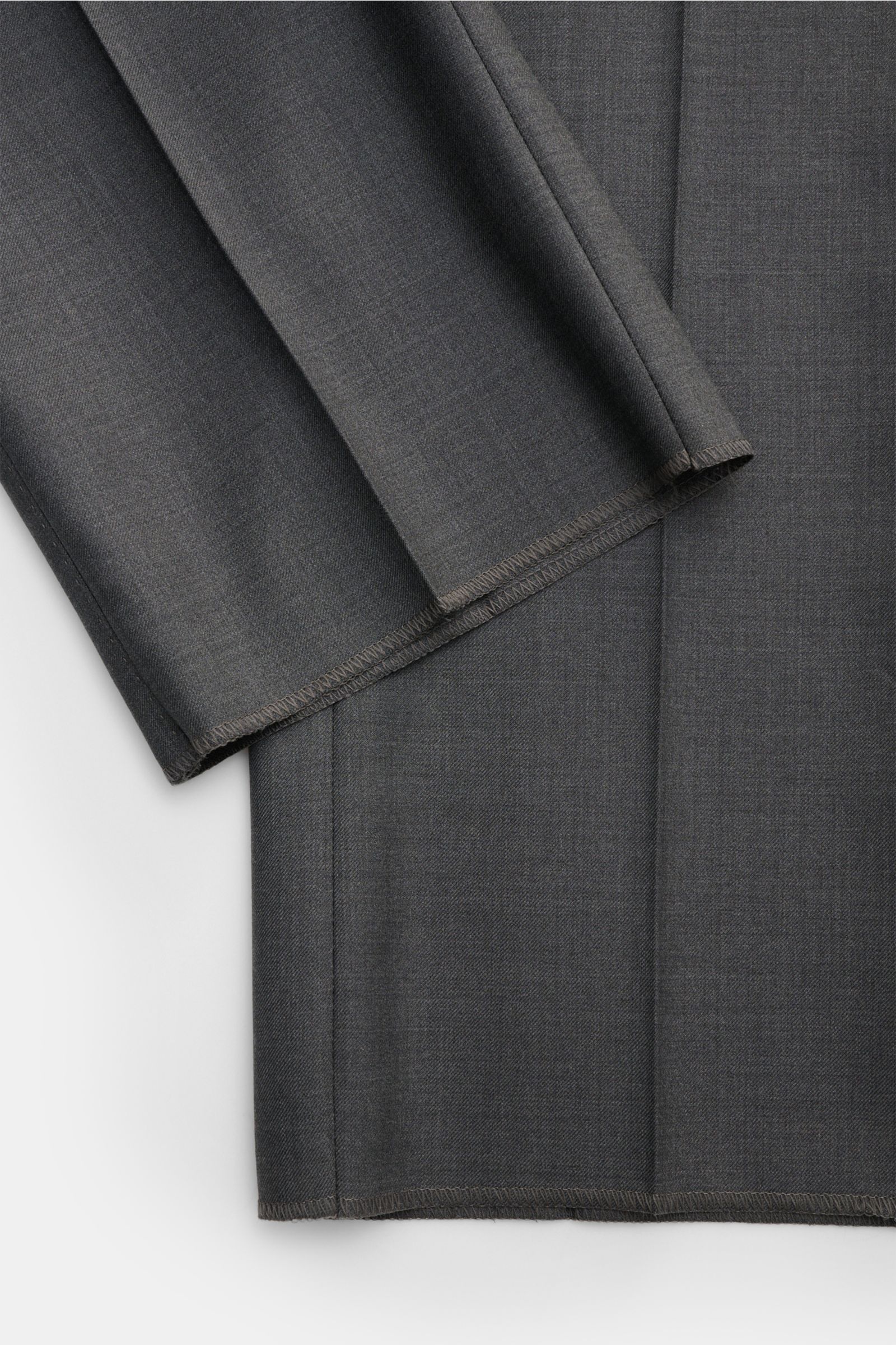 Close-up image of the lower part of the PT Torino Wollhose 'Slim Fit' dunkelgrau, showing the fabric and hem from a top-down perspective. Für diese exklusive Hose wählt PT TORINO edelste Super 160'S Wolle, die mit ihrem besonders feinen Garn die schmal ge