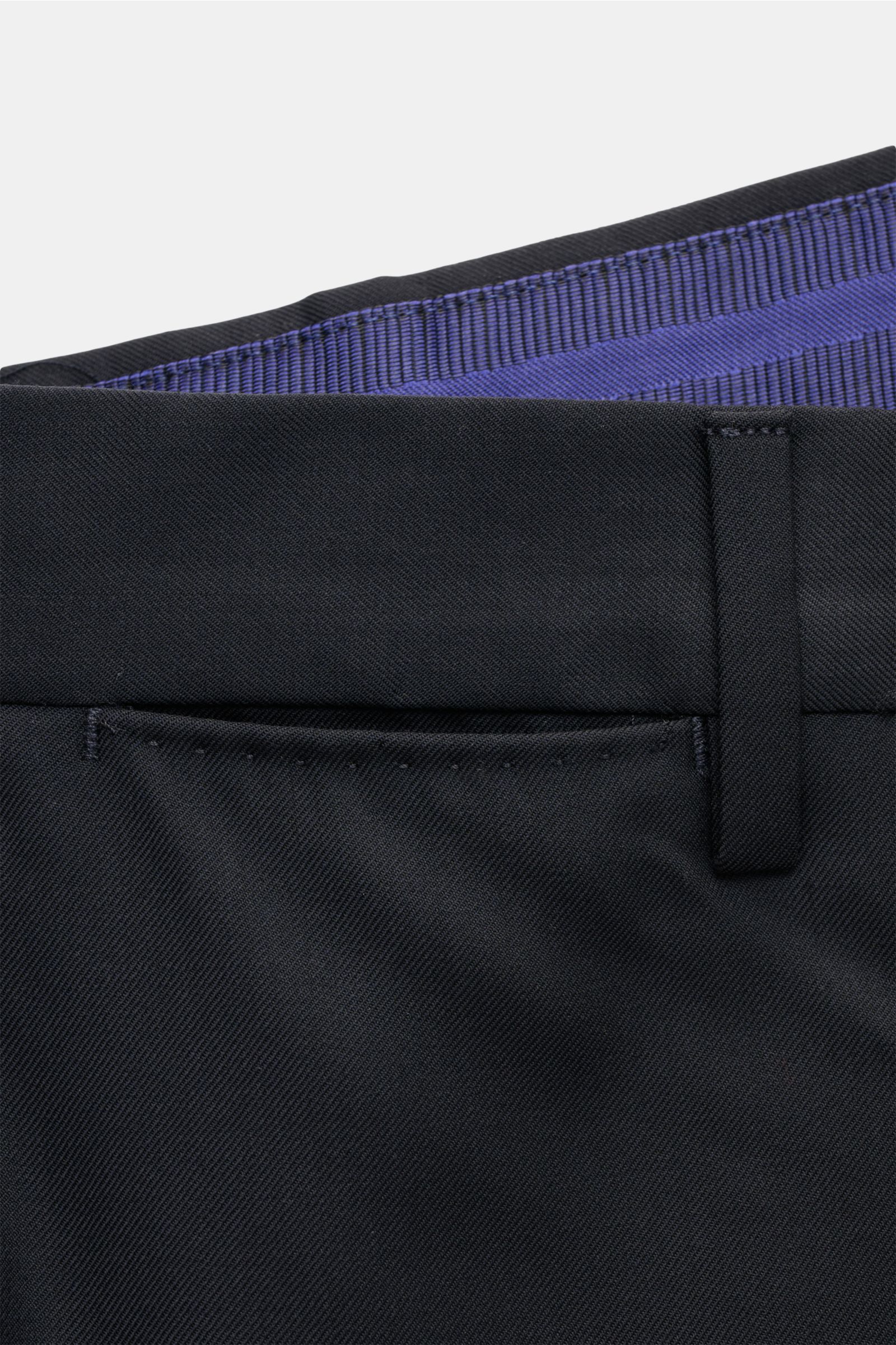 PT Torino Wollhose 'Slim Fit' dark navy aus feiner Super 160'S Wolle, schmal zulaufend, mit Bund, Tasche und Knopf, Detailansicht von oben.