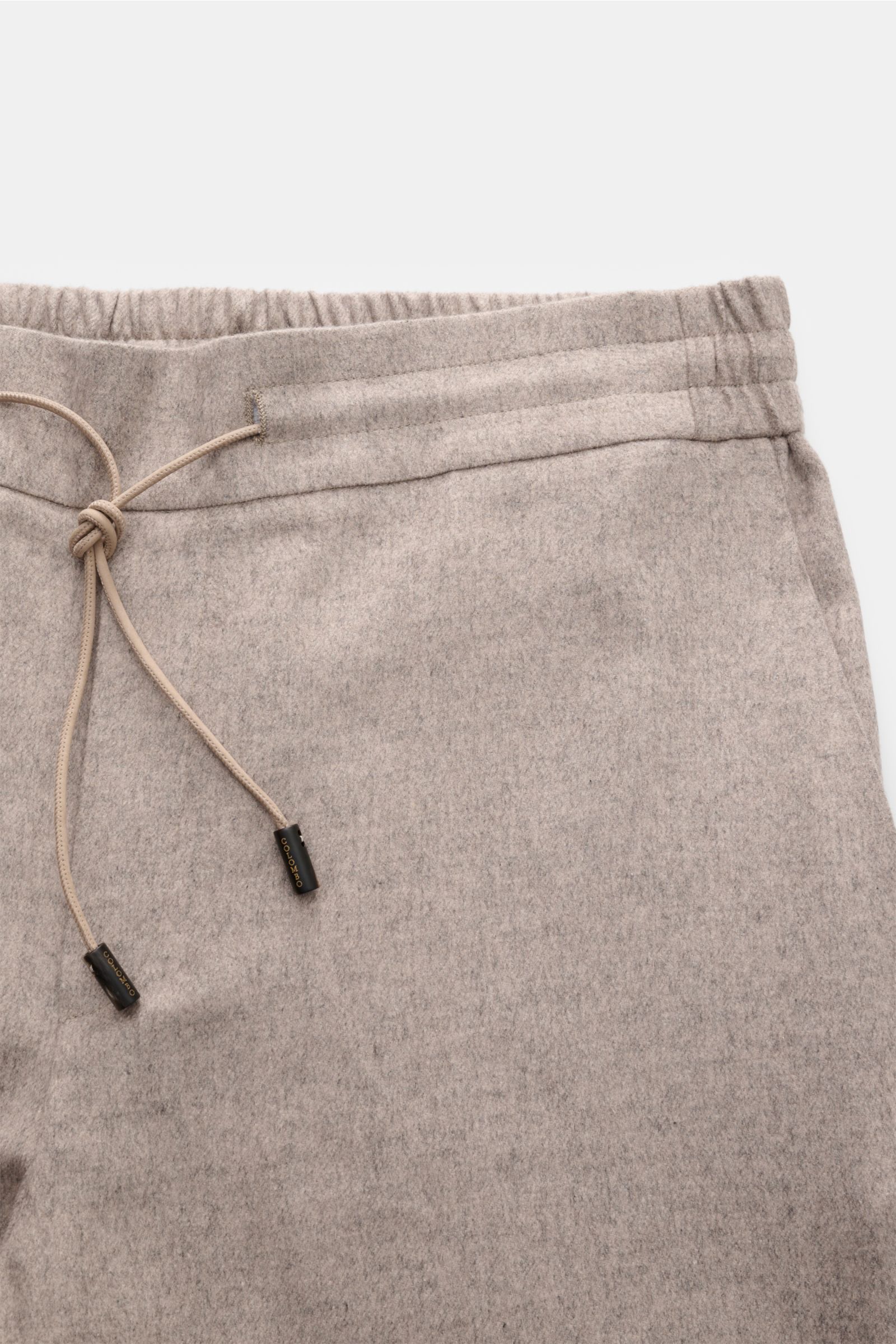 Close-up front view of Colombo Fleece-Jogpants beige meliert showing elastic waistband with tunnel drawstring, soft fleece fabric, and slim fit design.

Description: Komfort auf ganzer Linie genießen Sie mit der Flece-Jogpants aus dem Hause COLOMBO –
