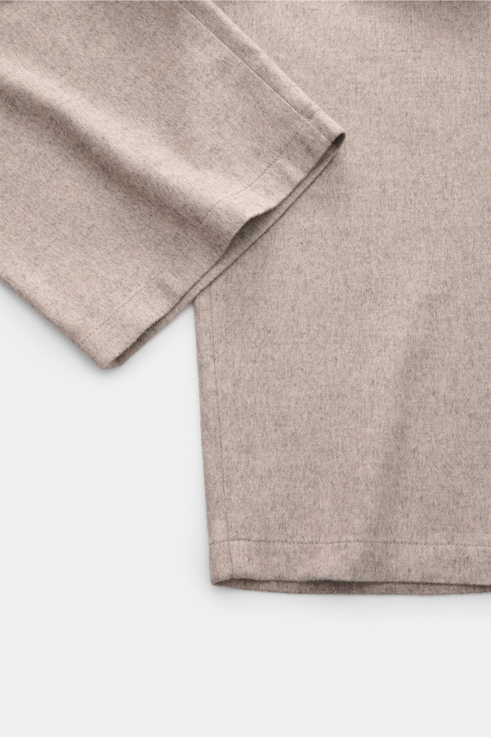 Close-up front-side view of Colombo Fleece-Jogpants beige meliert showing soft fleece fabric with slim fit and tapered leg details.

Komfort auf ganzer Linie genießen Sie mit der Flece-Jogpants aus dem Hause COLOMBO –

Fleece aus Seide und 