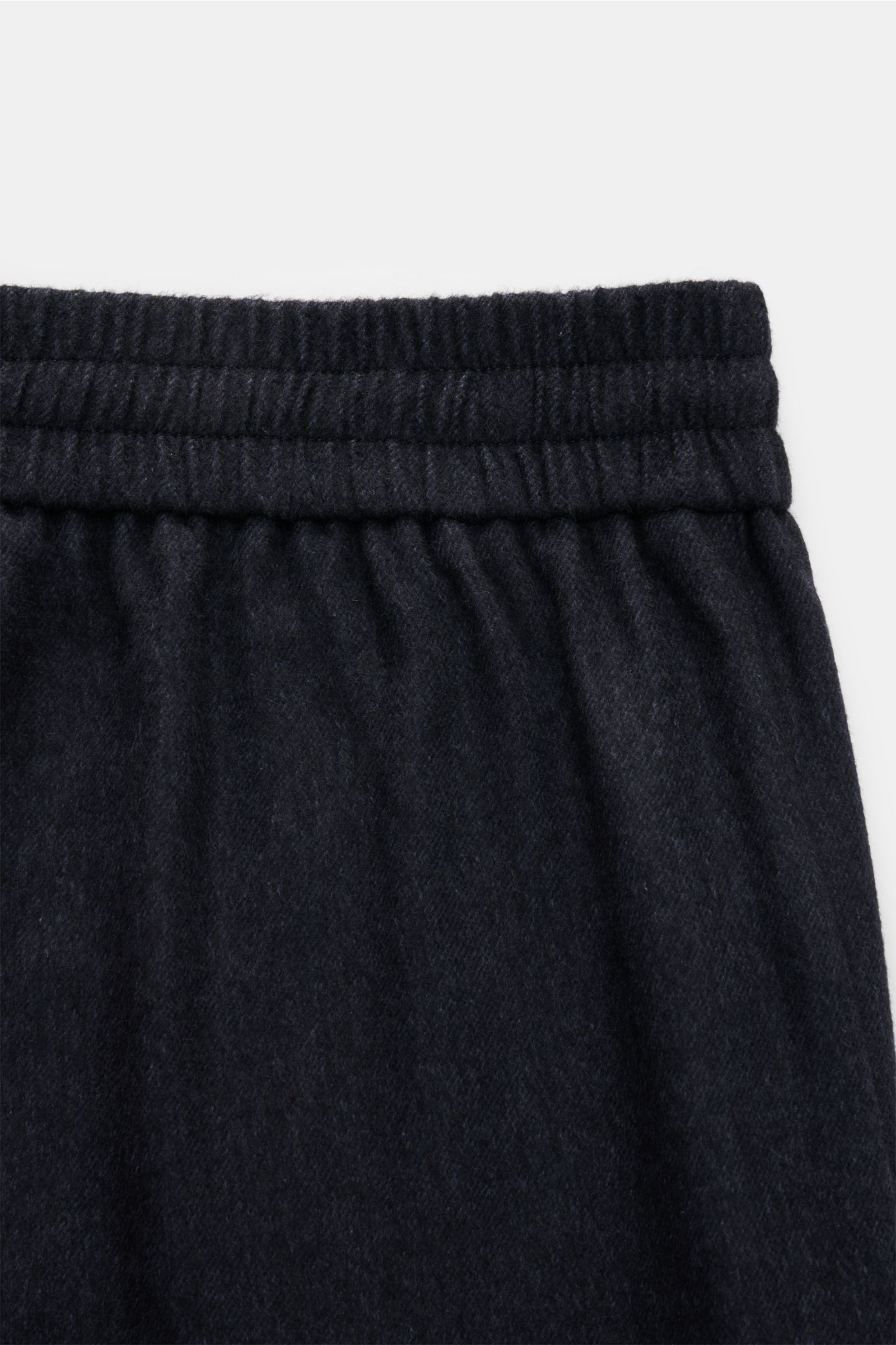 Close-up front view of the waistband of Colombo Fleece-Jogpants beige meliert, made of fleece from silk and cashmere with a soft feel, elastic waistband with leather drawstring bands. Komfort auf ganzer Linie genießen Sie mit der Fleece-Jogpants aus dem H