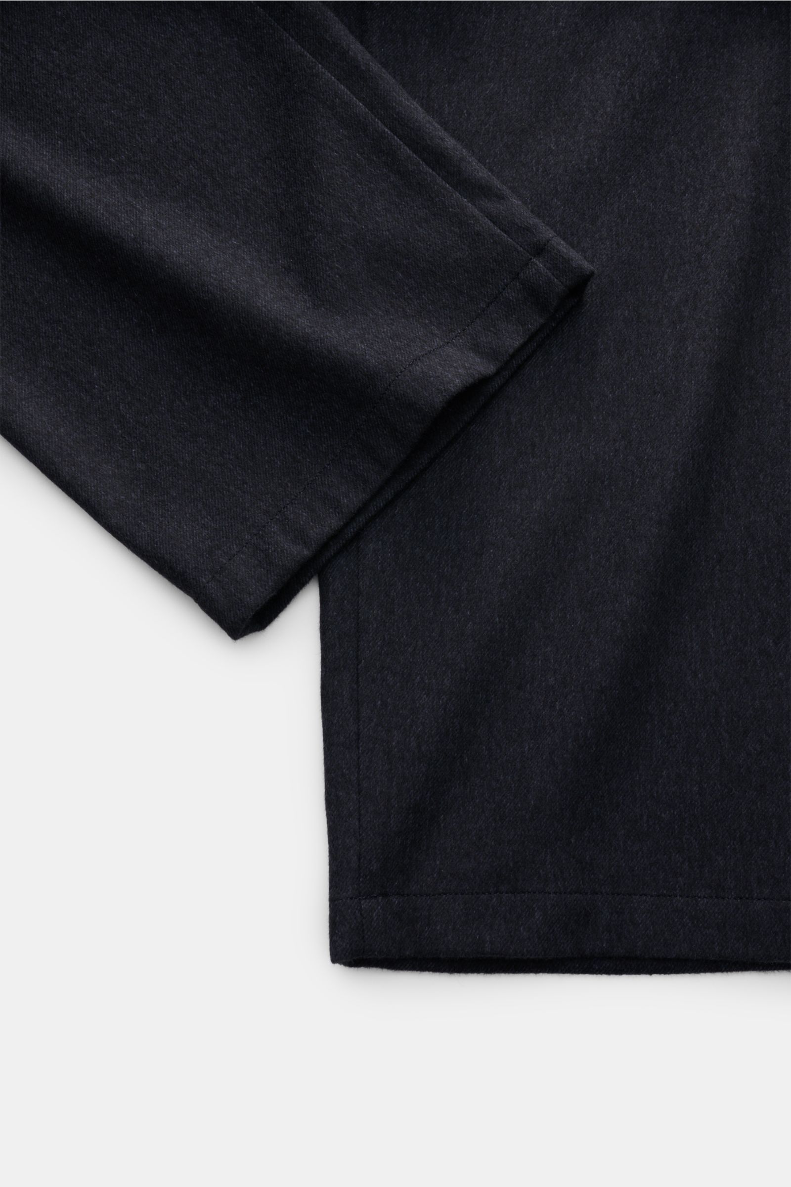 Colombo Fleece-Jogpants beige meliert shown from a close-up side angle, highlighting fleece fabric with silk and cashmere blend, regular fit, straight cut, elastic waistband with leather drawstring, subtle fly, and French pockets for full comfort and soft