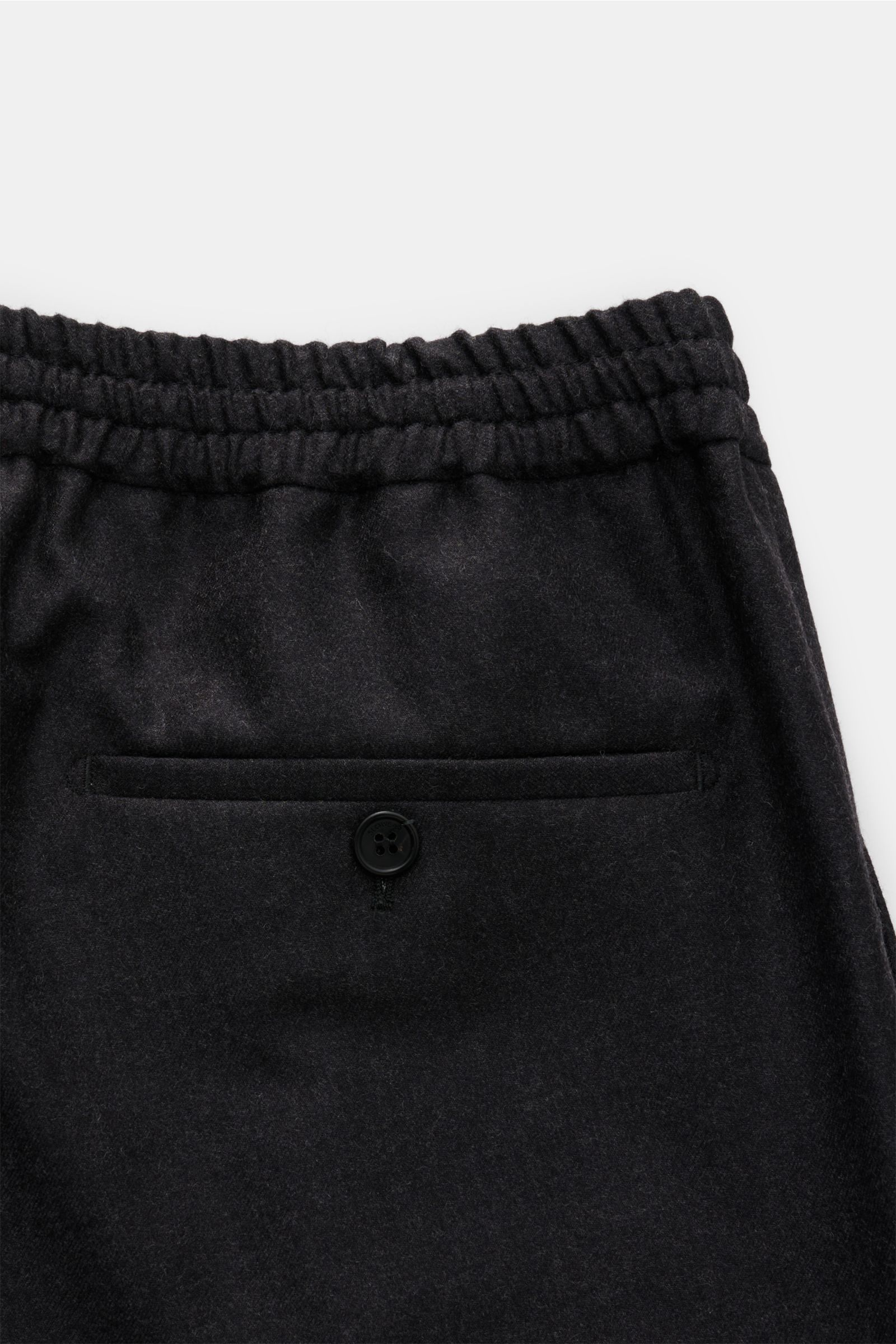 Incotex Woll-Jogpants anthrazit, Detailaufnahme von hinten, reine Wolle, elastischer Bund, paspelierte Gesäßtasche mit Knopf, Regular Fit.