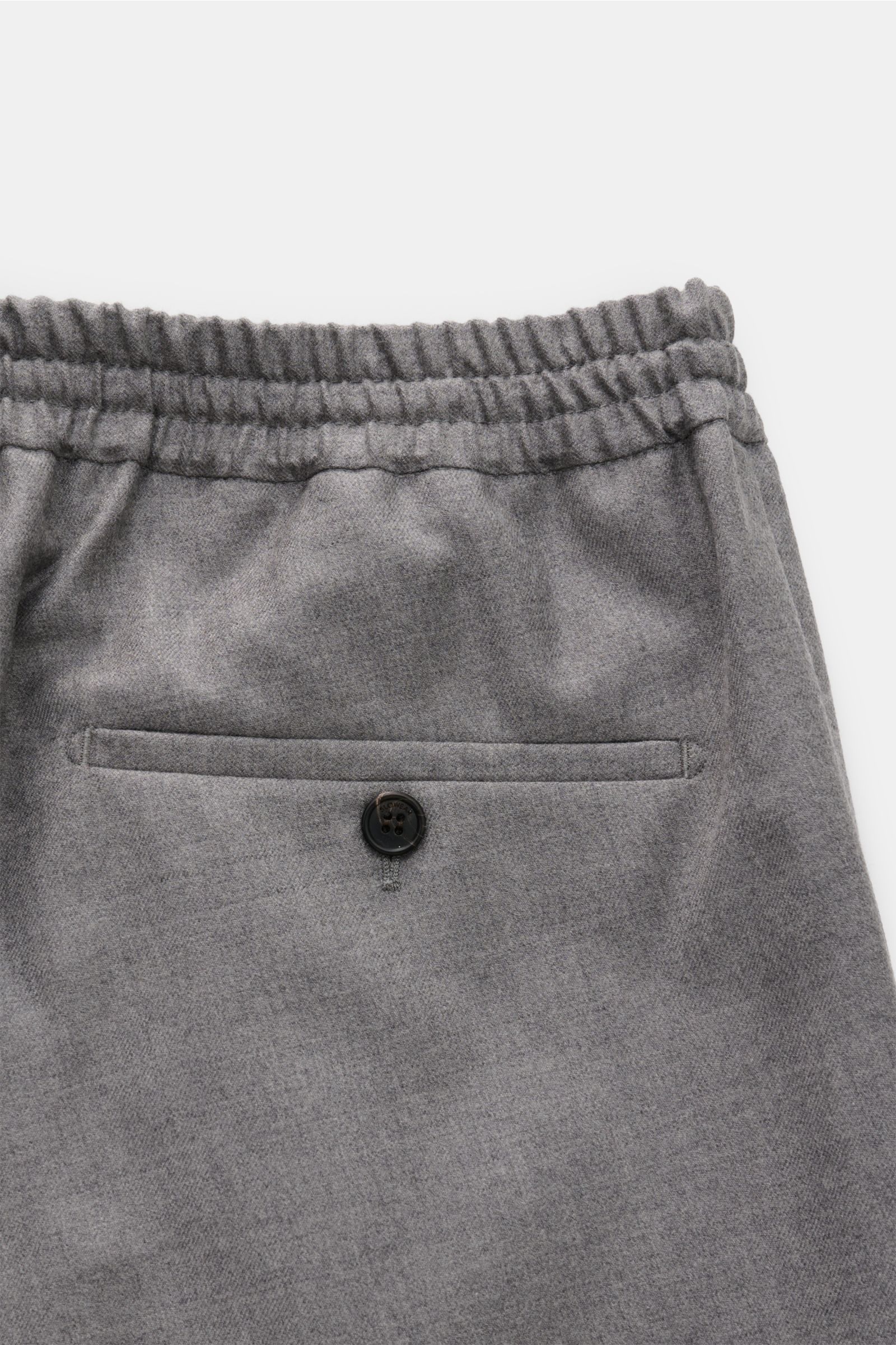 Incotex Woll-Jogpants grau meliert, Detailaufnahme von hinten oben, elastischer Bund mit Tunnelzug, paspelierte Gesäßtasche mit Knopf, reine Wolle, Regular Fit.