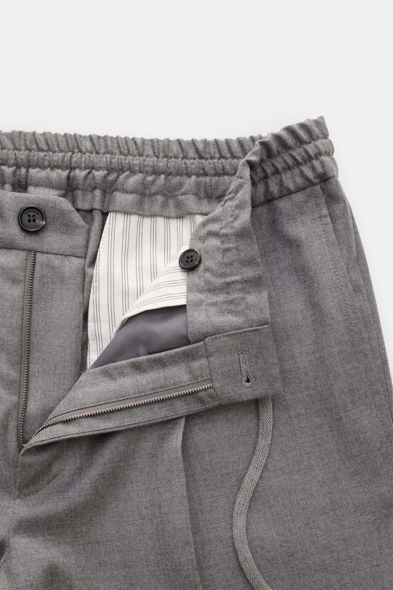 Incotex Woll-Jogpants grau meliert mit Reißverschluss, Bundknopf, elastischem Tunnelzug, französischen Taschen, Regular Fit, weich und schmal zulaufend, Nahaufnahme von oben.