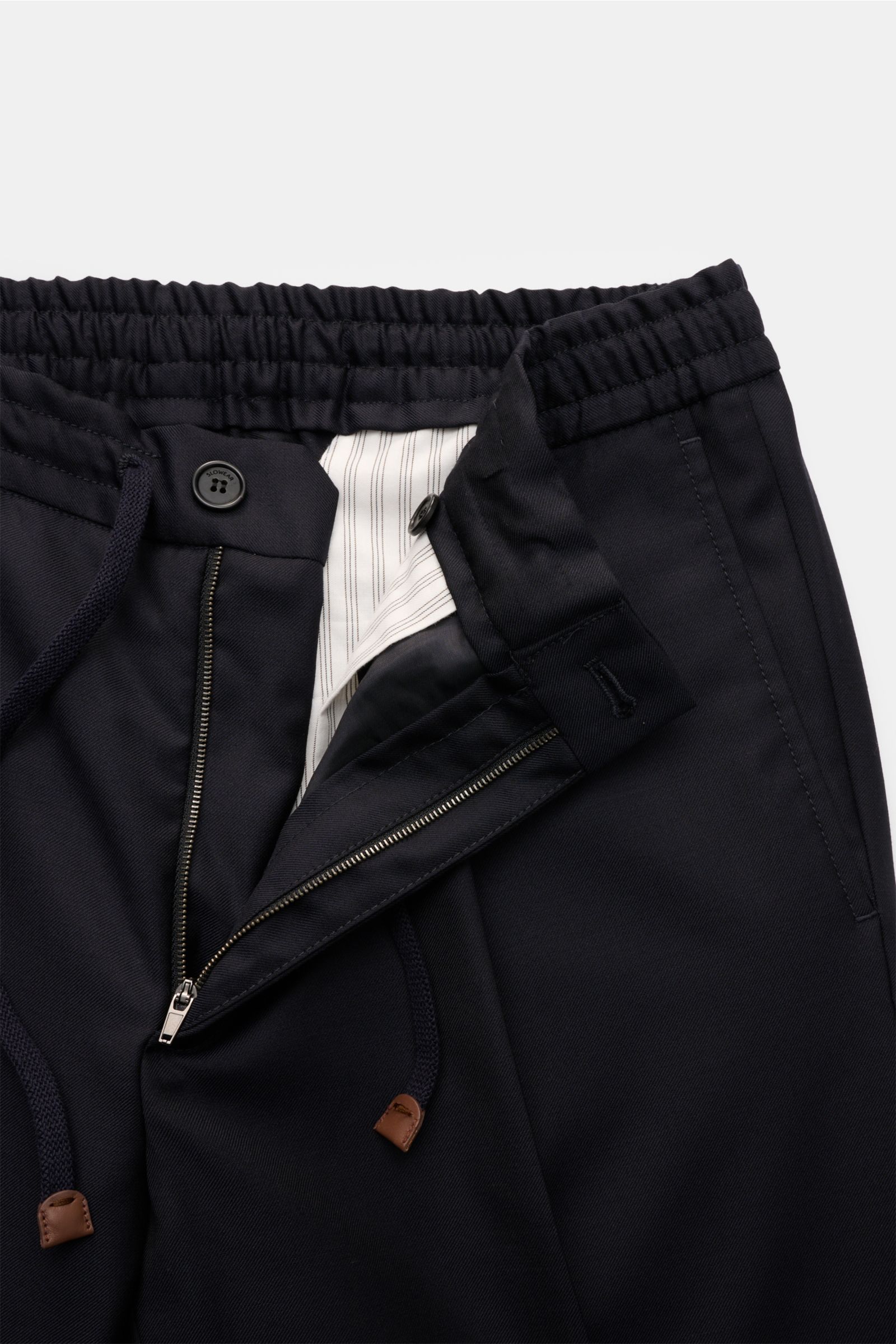 Incotex Woll-Jogpants dark navy aus reiner Wolle, Regular Fit, elastischer Bund, Reißverschluss, Bundknopf, französische Taschen, Detailaufnahme.