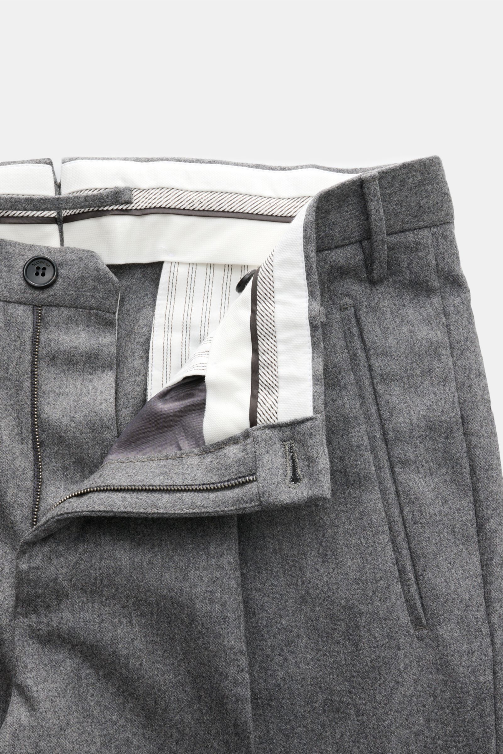 Incotex Wollhose grau meliert, schmal zulaufend mit einfacher Bundfalte, paspelierten Taschen, aus Wolle mit Cashmere, Frontansicht offen.