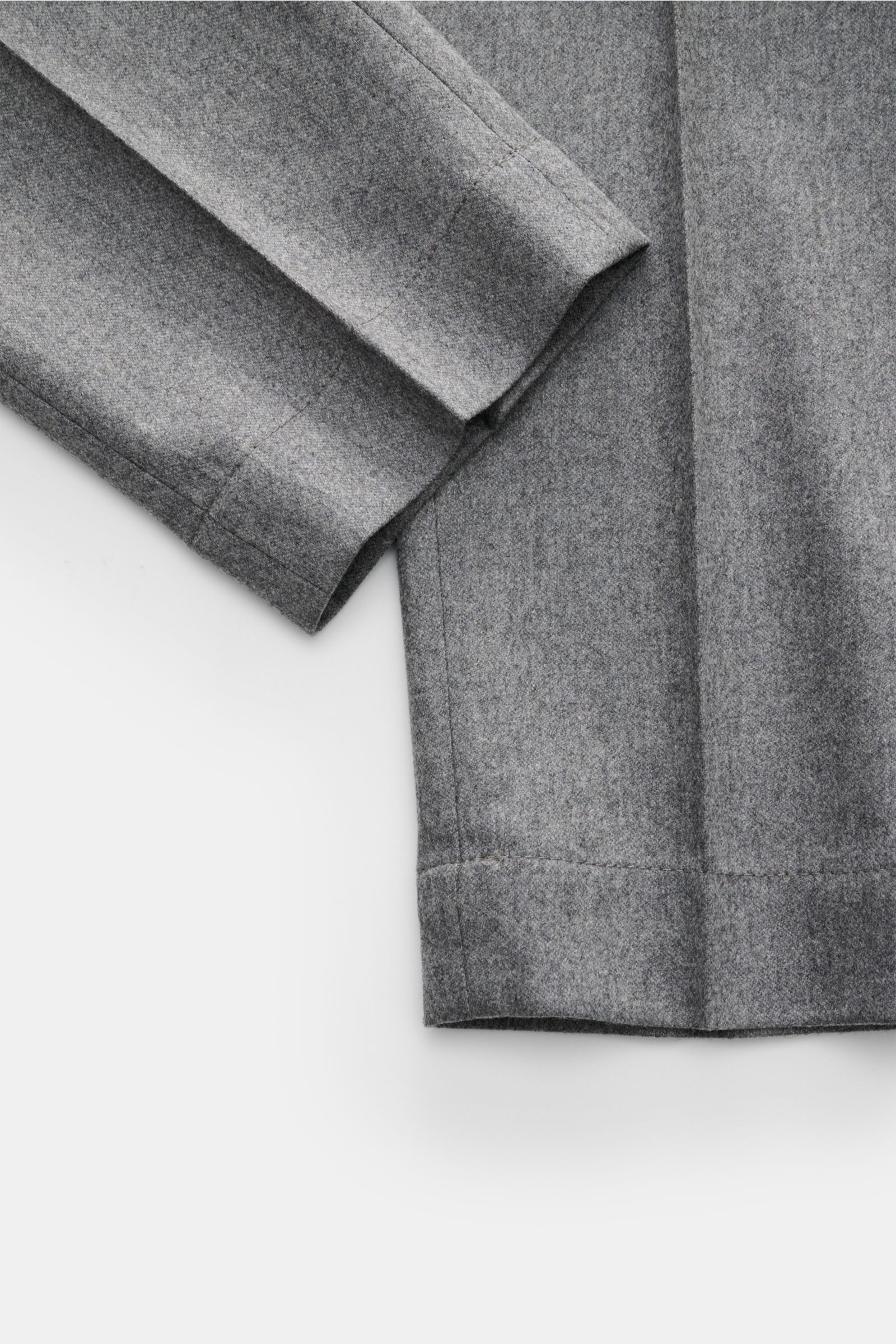 Incotex Wollhose grau meliert aus feinem Woll-Cashmere-Mix, Regular Fit, Bundfalte, schmal zulaufend, Detailansicht von unten schräg.