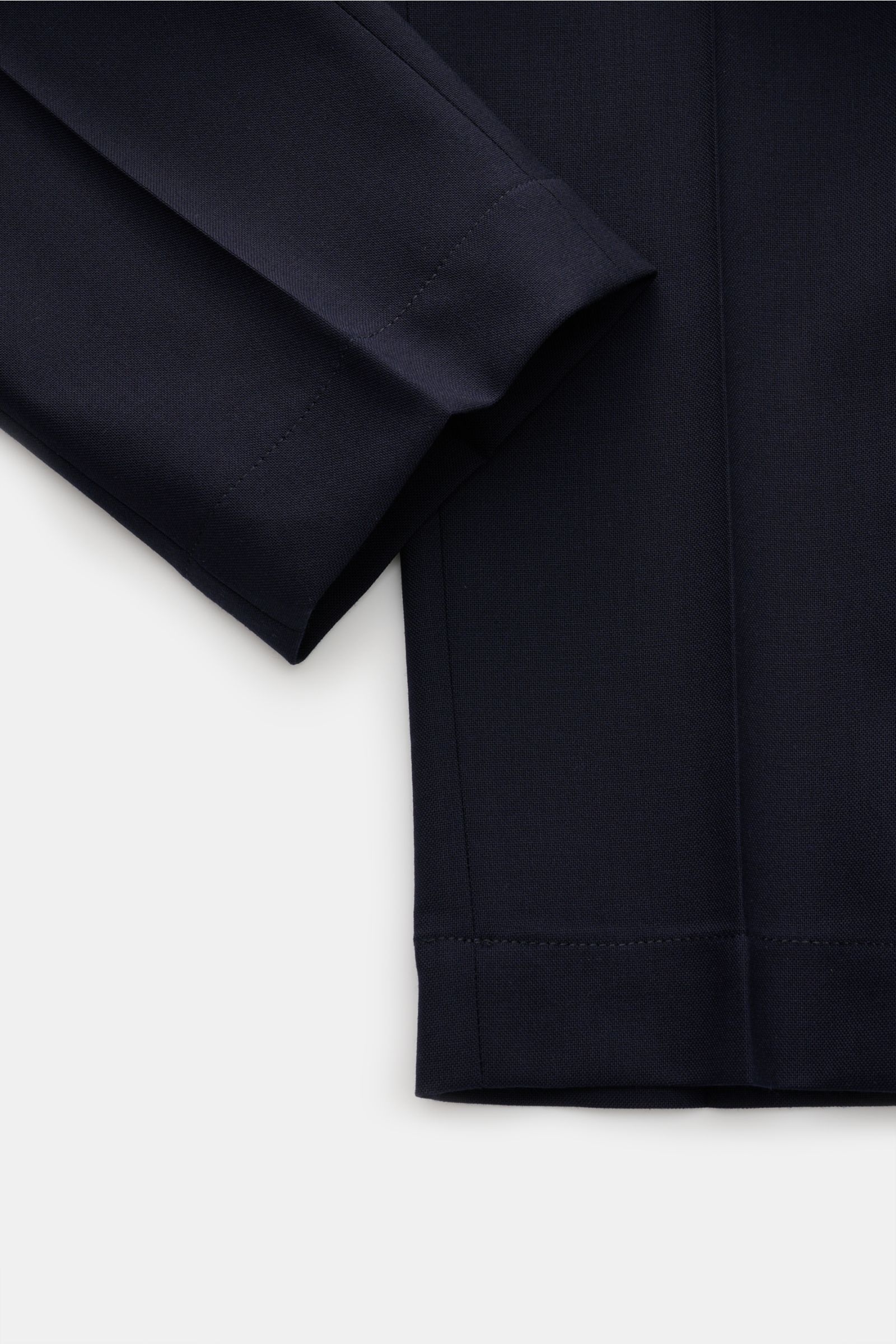 Incotex Wollhose navy aus Strukturgewebe reiner Wolle, leicht griffig, Regular Fit, sehr schmal zulaufend, Reißverschluss, Bundknöpfe, französische Taschen, Uhrentasche, Gesäßtaschen mit Knopf, Detailansicht Saum und Beinende.