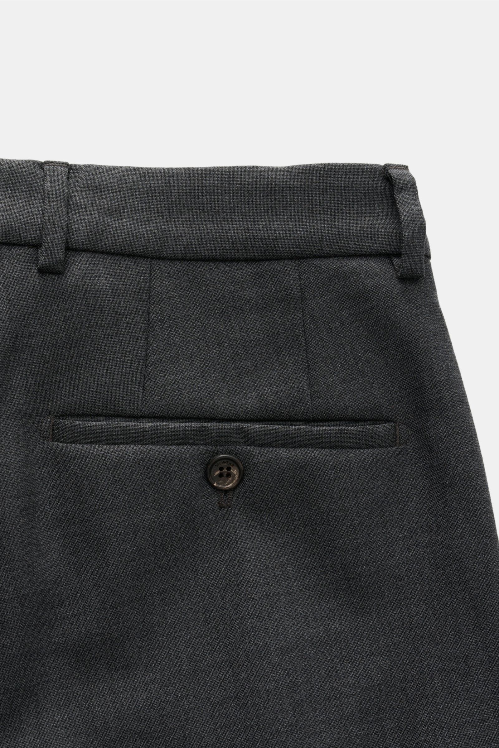 Incotex Wollhose dunkelgrau aus Strukturgewebe reiner Wolle, leicht griffig, Regular Fit, sehr schmal zulaufend, Reißverschluss, Bundknöpfe, französische Taschen, kleine Uhrentasche, Gesäßtaschen mit Knopf, Rückansicht.