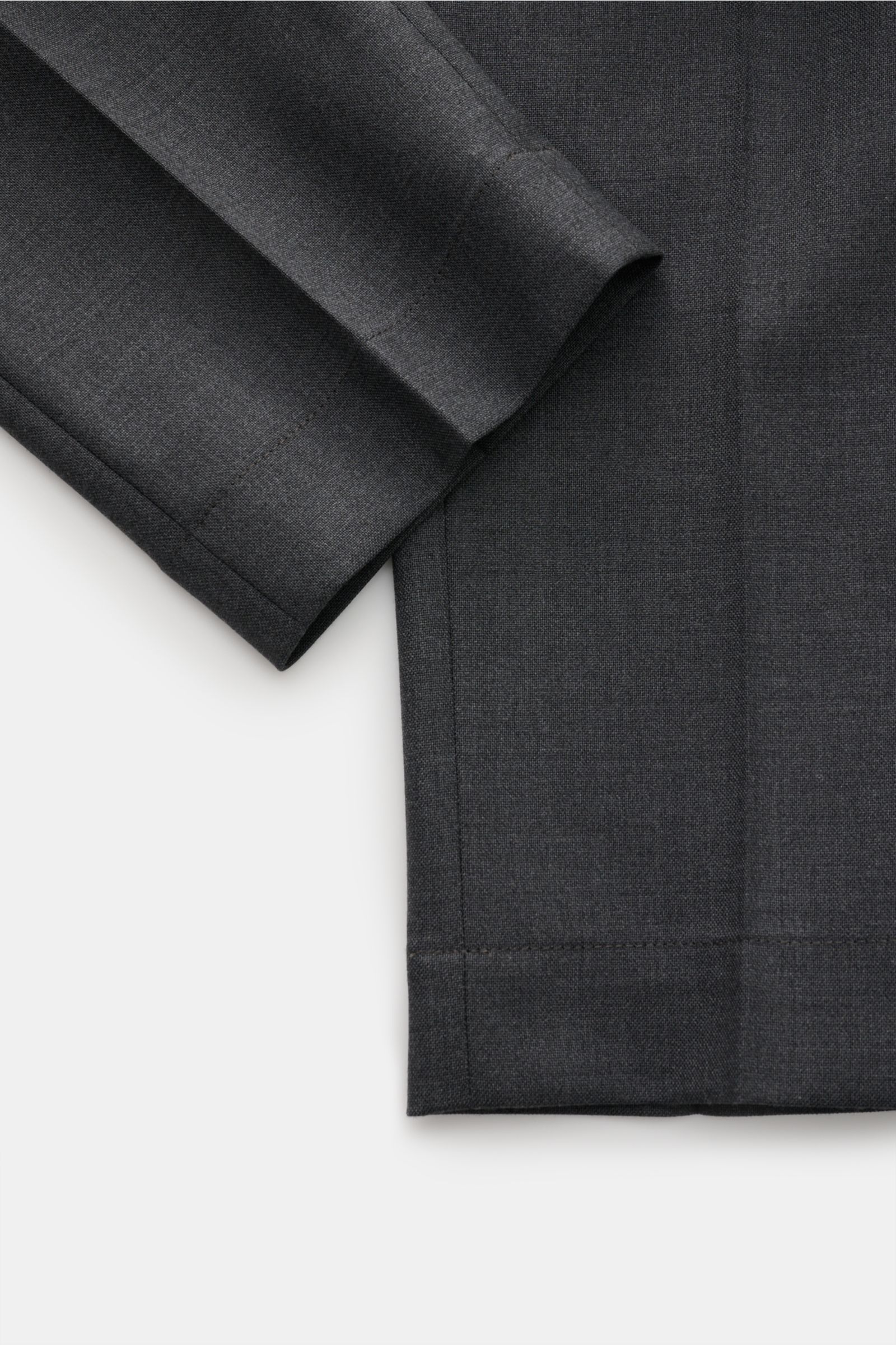 Incotex Wollhose dunkelgrau, Detailaufnahme vom Bein mit Strukturgewebe aus reiner Wolle, Regular Fit, sehr schmal zulaufend, Reißverschluss, Bundknöpfe, französische Taschen, kleine Uhrentasche, Gesäßtaschen mit Knopf, leicht griffige Haptik.