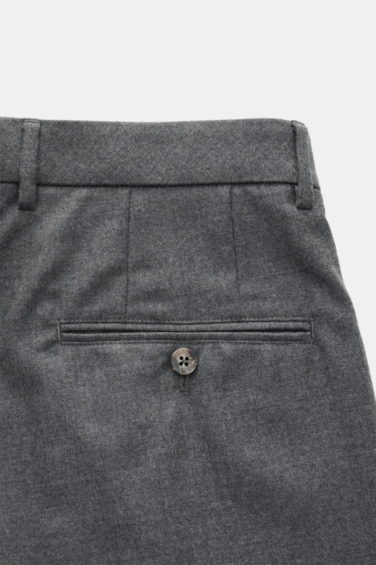 Close-up rear view of the GTA Wollhose 'Luca' dunkelgrau meliert, showing the back pocket with button, smooth dark gray wool-cashmere fabric, tailored waistband with belt loops, and fine twill texture. When refined tailoring meets invisible comfort, this 