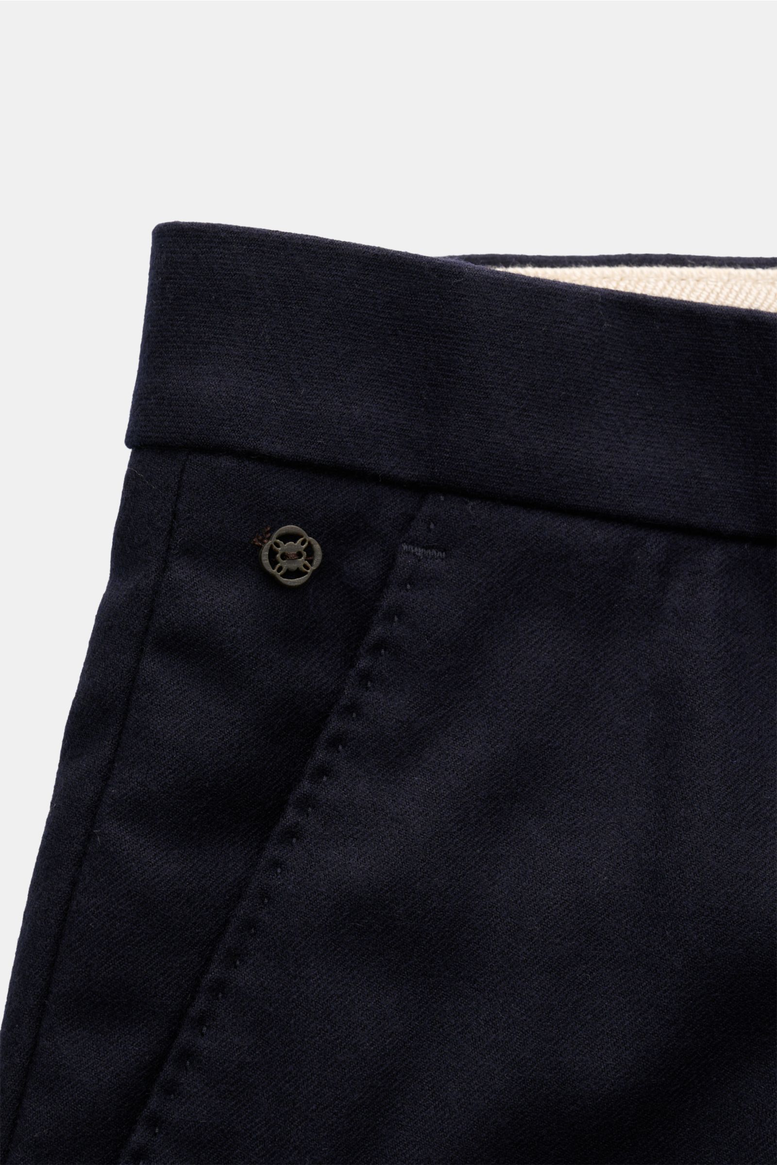 Close-up front side view of the GTA Wollhose 'Federico' navy showcasing reine Wolle, leicht elastische Qualität, softer grip, Regular Fit, tapered leg, zipper and button, elastic waistband, French pockets, welt back pockets with button, and open hem.