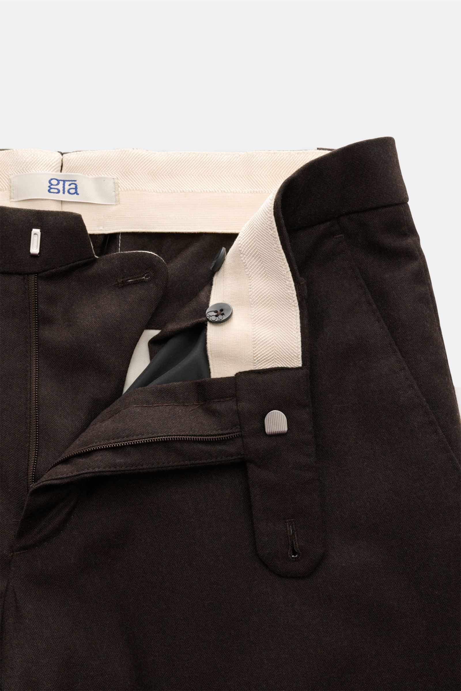 GTA Wollhose 'Federico' dunkelbraun aus reiner Wolle, leicht elastisch, weicher Griff, Regular Fit, leicht schmal zulaufend, Reißverschluss, Bundknopf, elastischer Bund, französische Taschen, paspelierte Gesäßtaschen mit Knopf, offene Saumlänge, Detailans