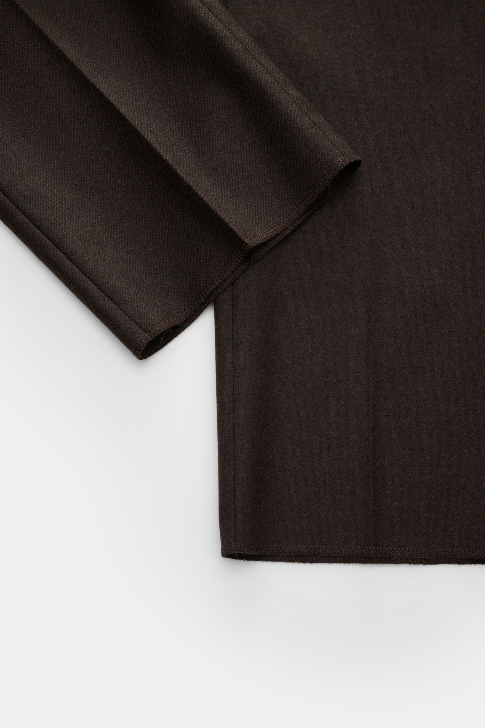 GTA Wollhose 'Federico' dunkelbraun aus reiner Wolle, leicht elastisch, weicher Griff, Regular Fit, schmal zulaufend, mit Bundknopf, Reißverschluss, elastischem Bund, französischen und paspelierten Gesäßtaschen, offene Saumlänge, Detailaufnahme Saum und B