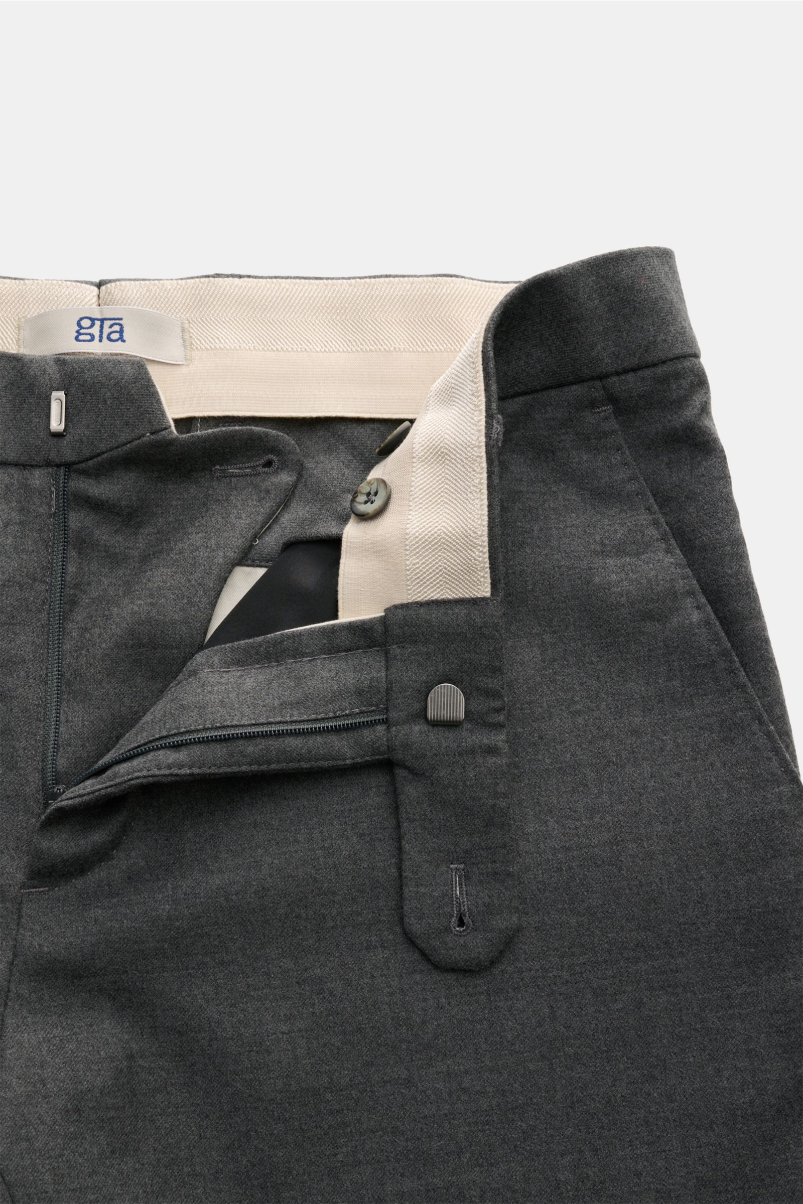GTA Wollhose 'Federico' grau meliert aus reiner Wolle, leicht elastisch, weicher Griff, Regular Fit, schmal zulaufend, Reißverschluss, Bundknopf, elastischer Bund, französische Taschen, paspelierte Gesäßtaschen mit Knopf, offene Saumlänge, Detailansicht v