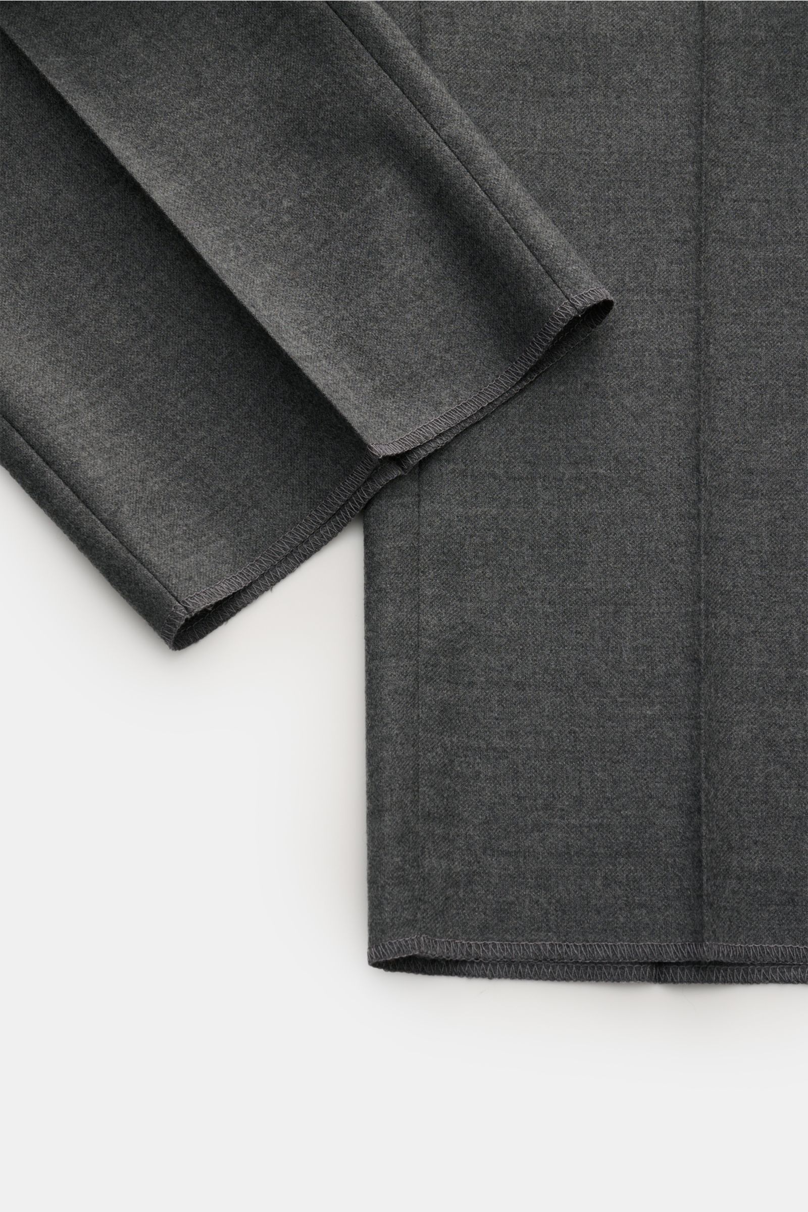 GTA Wollhose 'Federico' grau meliert, Detailaufnahme von unten schräg, reine Wolle, leicht elastisch, weicher Griff, Regular Fit, schmal zulaufend, Bundknopf, Reißverschluss, elastischer Bund, französische und paspelierte Gesäßtaschen mit Knopf, offene Sa