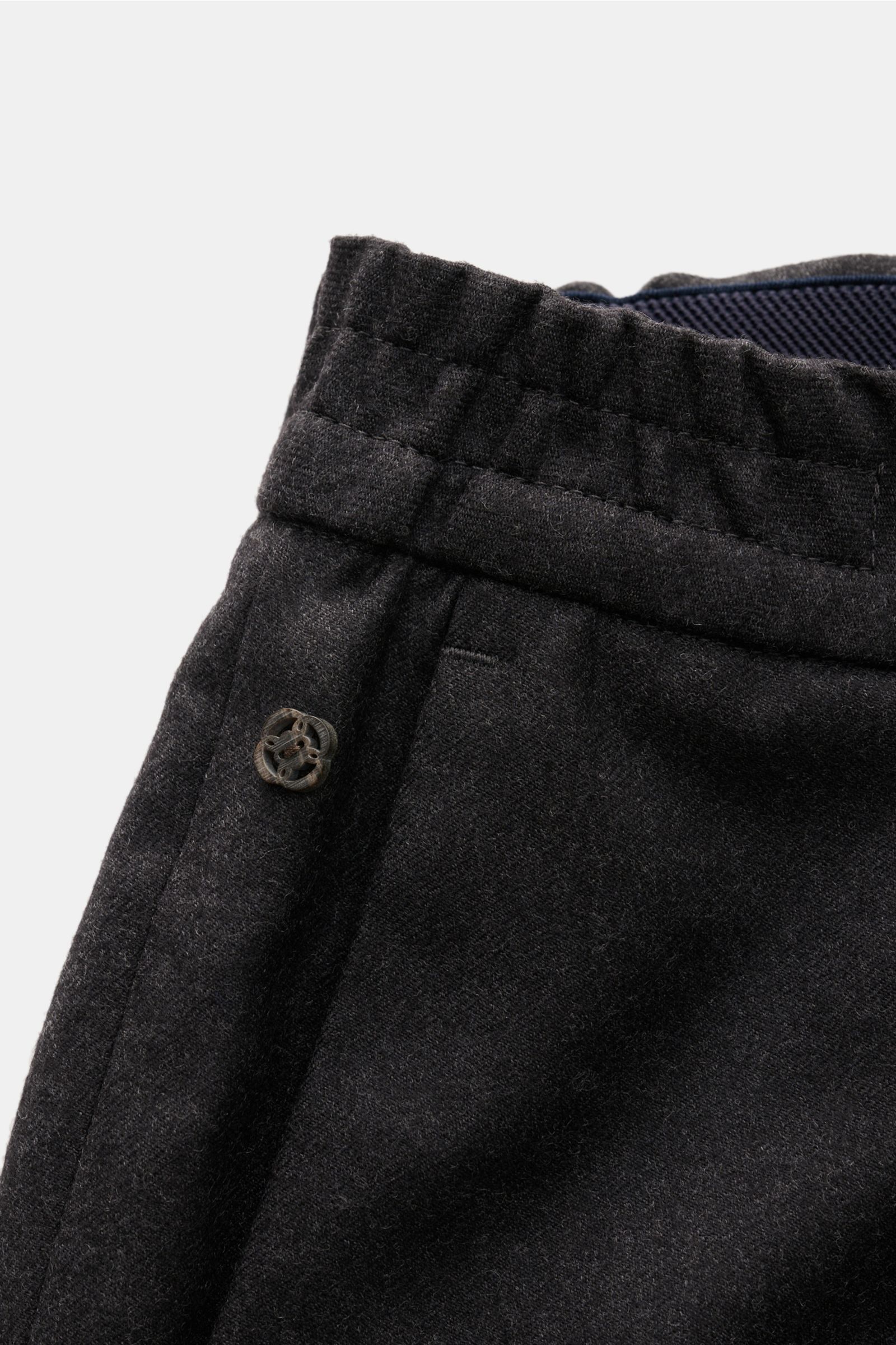 Nahaufnahme der elastischen Bundverarbeitung der GTA Woll-Jogpants 'Dennis' anthrazit aus reiner Schurwolle mit kleinem Logo-Detail.