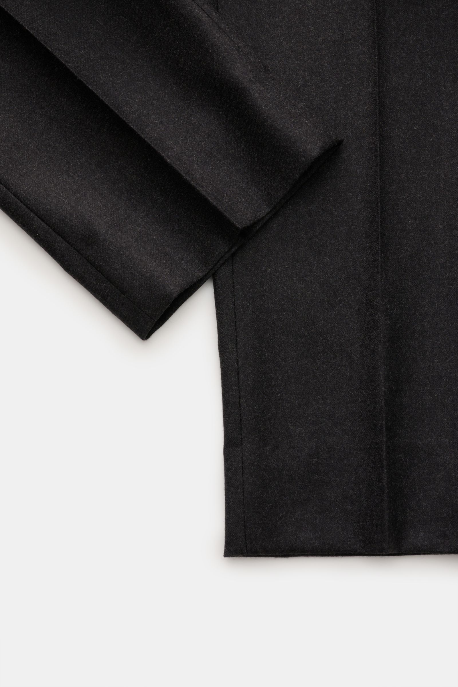 GTA Woll-Jogpants 'Dennis' anthrazit, Detailaufnahme schmal zulaufendes Bein mit fixiertem Saumenaufschlag aus reiner Wolle, weicher Griff.