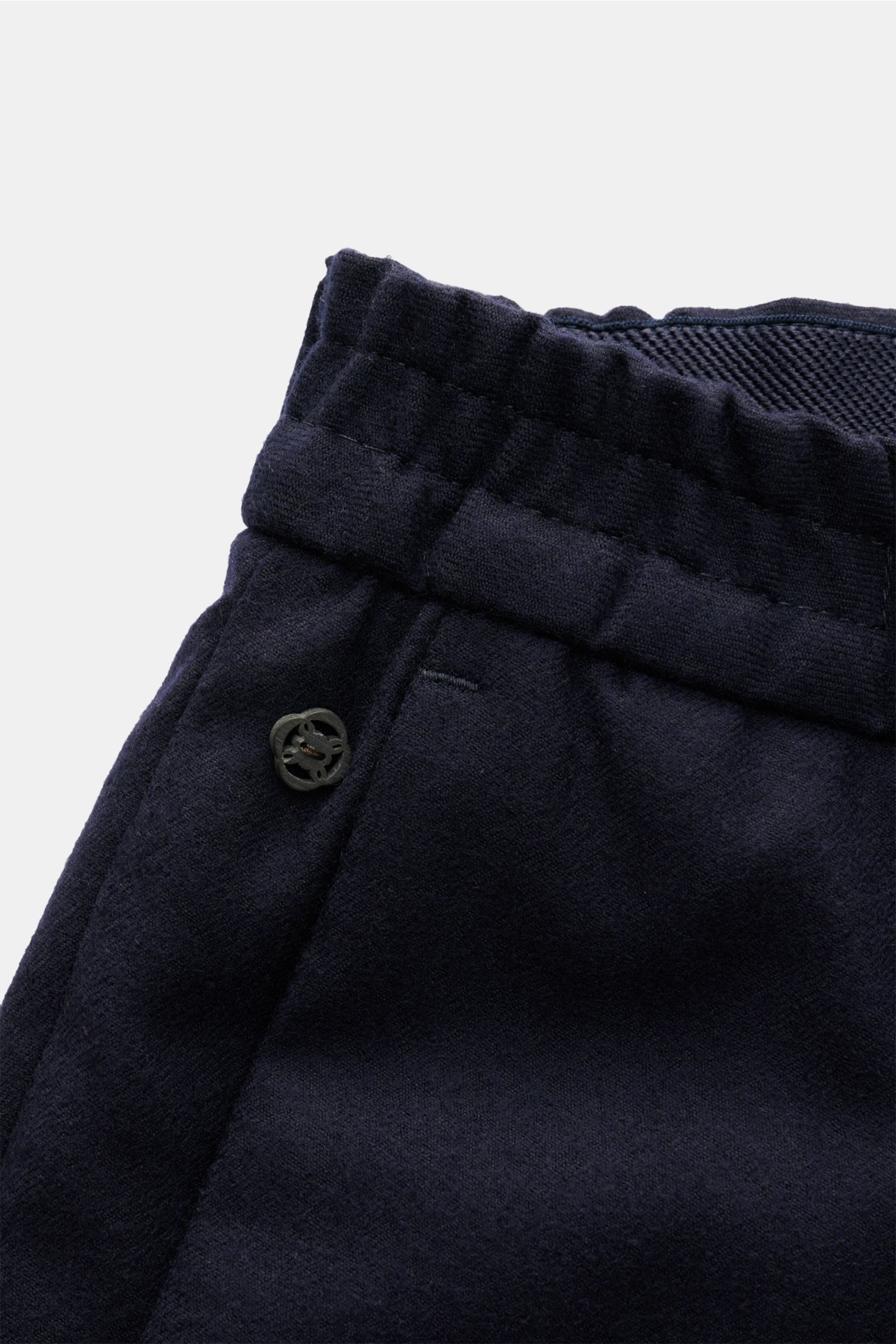 GTA Woll-Jogpants 'Dennis' navy aus reiner Schurwolle, knöchellang, tapered Fit, elastischer Bund, Reißverschluss, Knopf, kleines Logo, Detailfoto von oben.