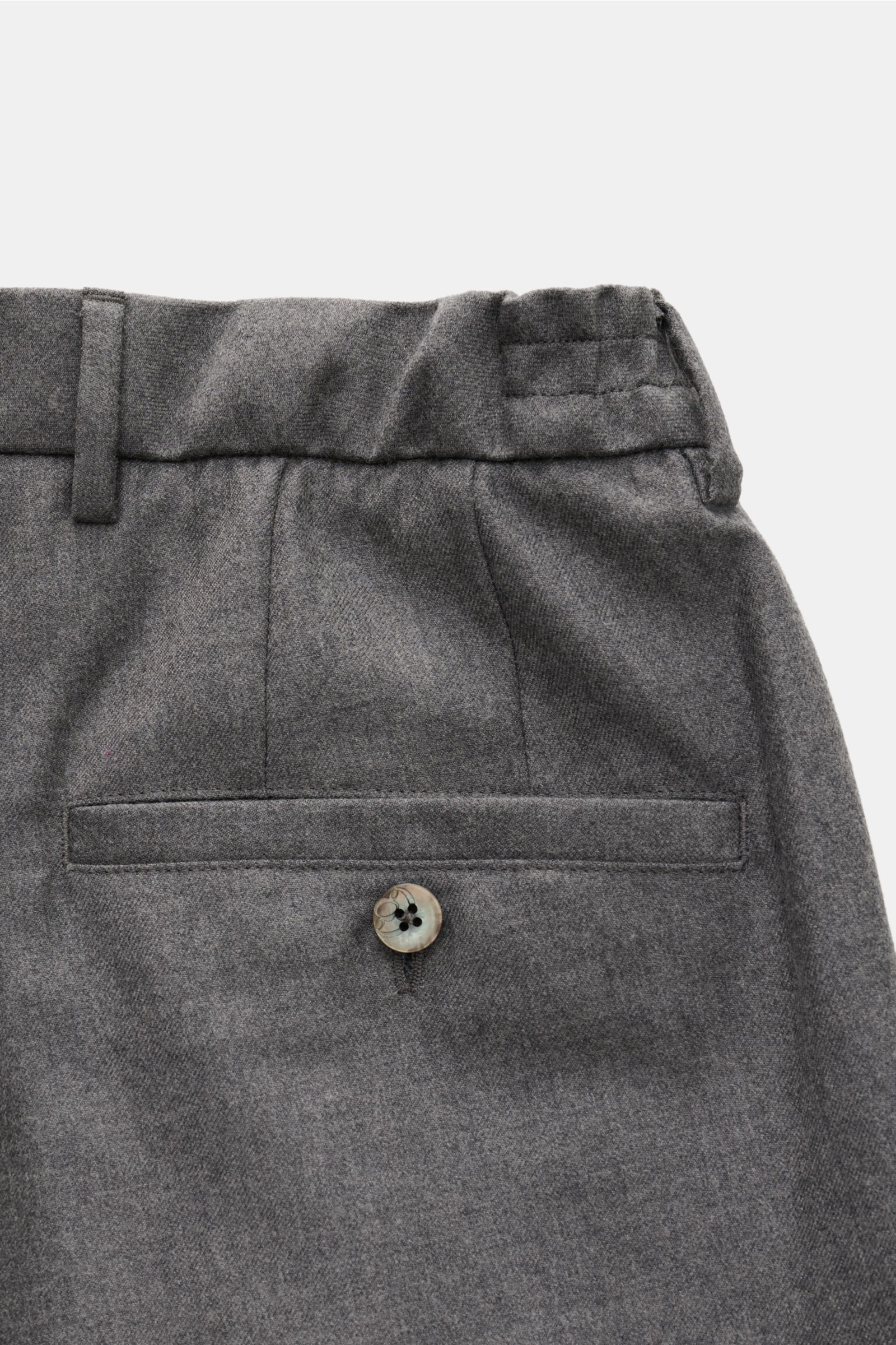 GTA Woll-Jogpants 'Dennis' dunkelgrau meliert, Detailansicht von hinten oben, reine Wolle, weicher Griff, teilelastischer Bund, Gesäßtasche mit Knopf.