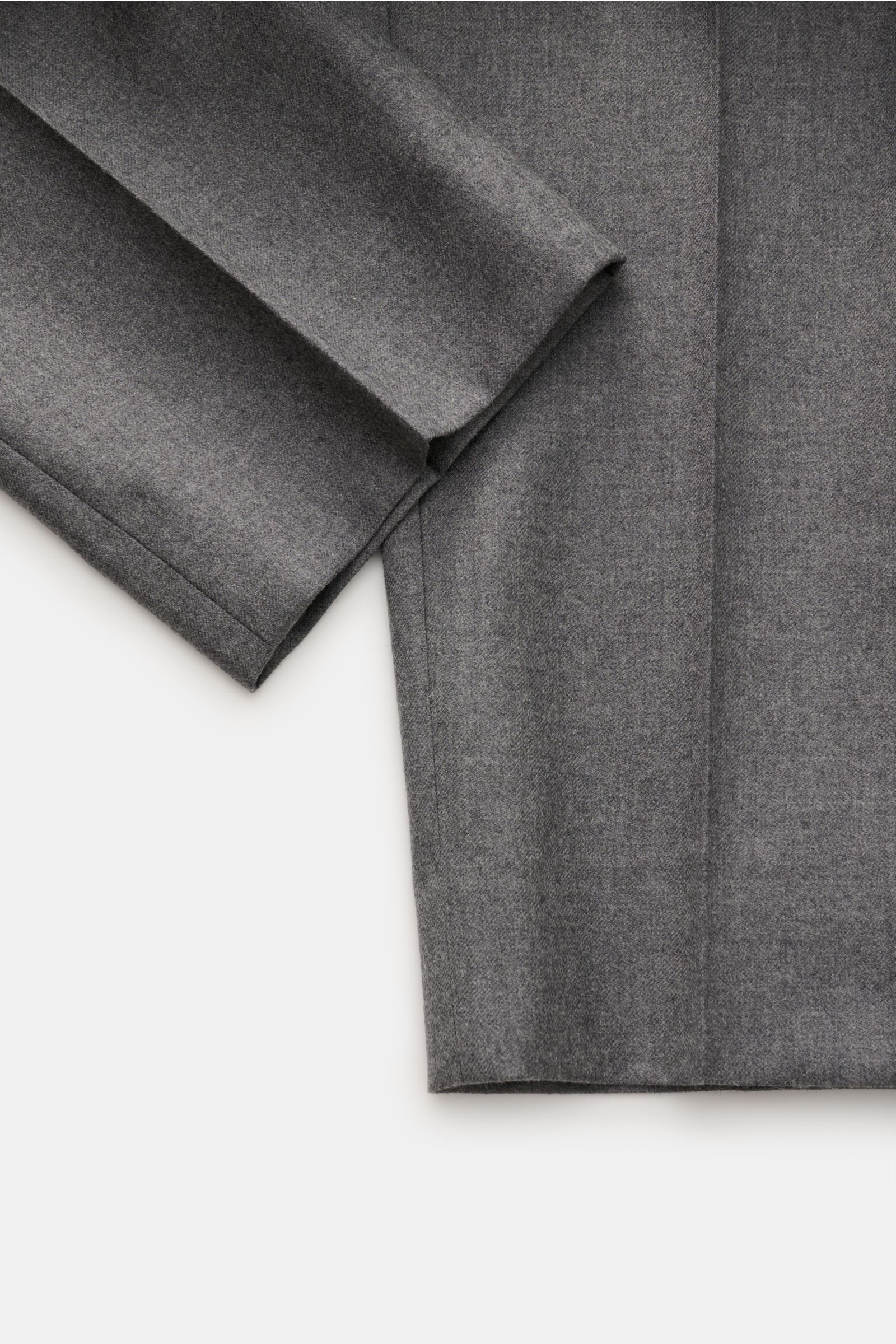 GTA Woll-Jogpants 'Dennis' dunkelgrau meliert, Detailaufnahme von schmal zulaufendem Bein mit fixiertem Saumenaufschlag aus reiner Wolle.