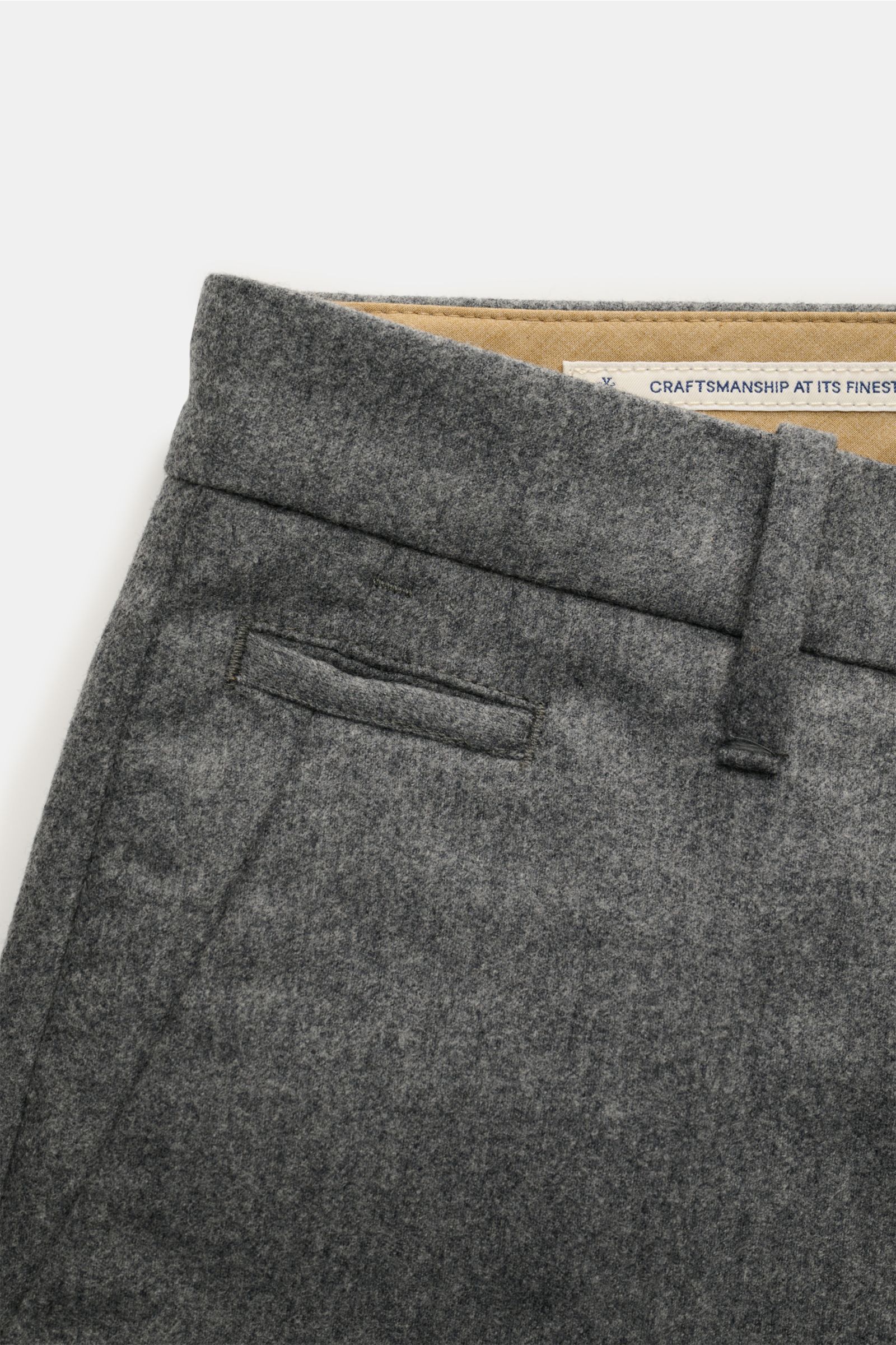 Jacob Cohen Wollhose 'Bobby' grau meliert, Nahaufnahme seitlich oben, Slim Fit, reine Wolle, leicht elastisch, weicher Griff, schmal zulaufend, Reißverschluss, Bundknopf, französische Taschen, paspelierte Münztasche, Gesäßtaschen mit Knopf, kleines Verlou