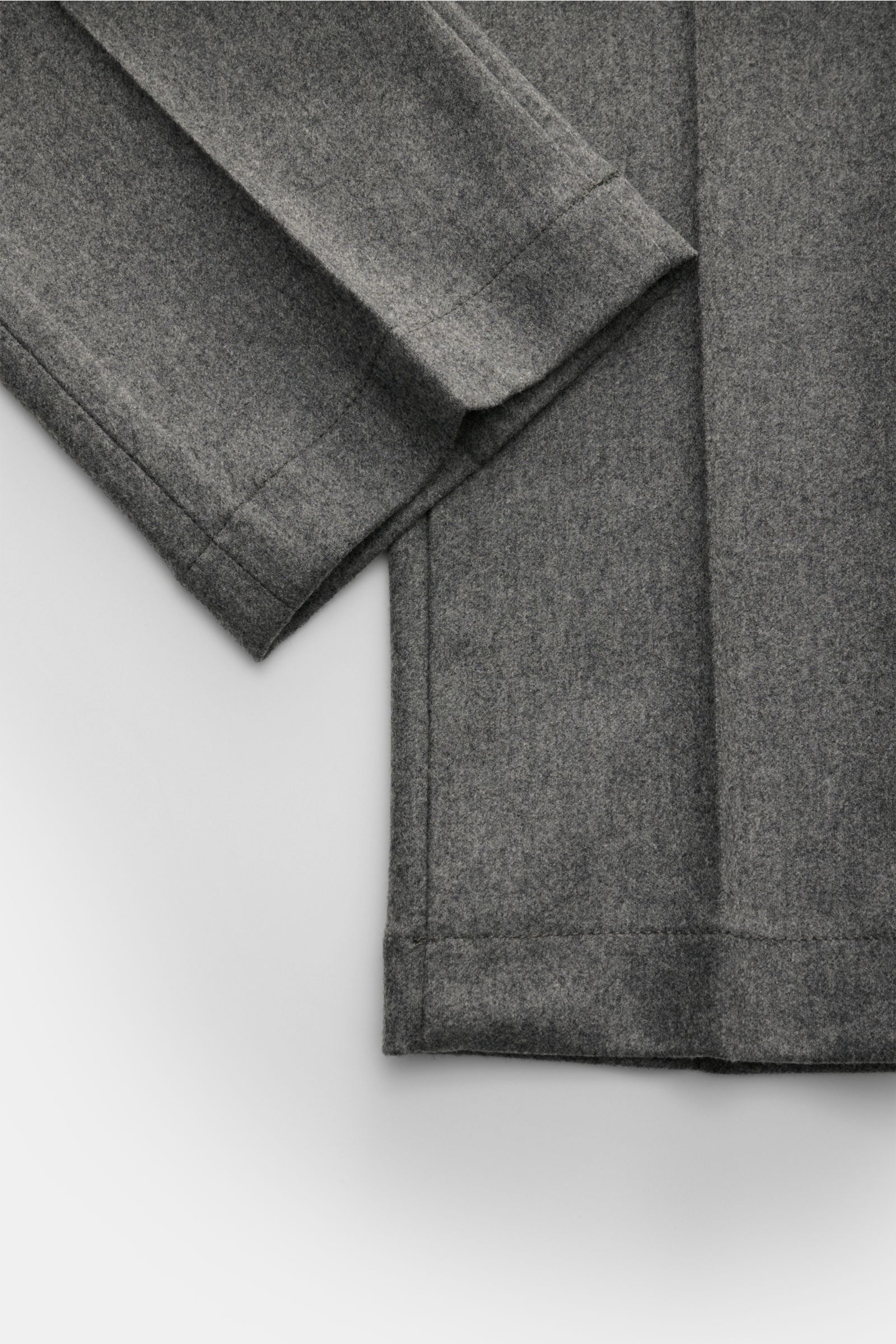 Jacob Cohen Wollhose 'Bobby' grau meliert, Nahaufnahme von unten, reine Wolle, Slim Fit, schmal zulaufend, weicher Griff, französische Taschen, Münztasche, Reißverschluss, Bundknopf, Gesäßtaschen mit Knopf, kleines Verloursleder-Patch, leicht elastische Q