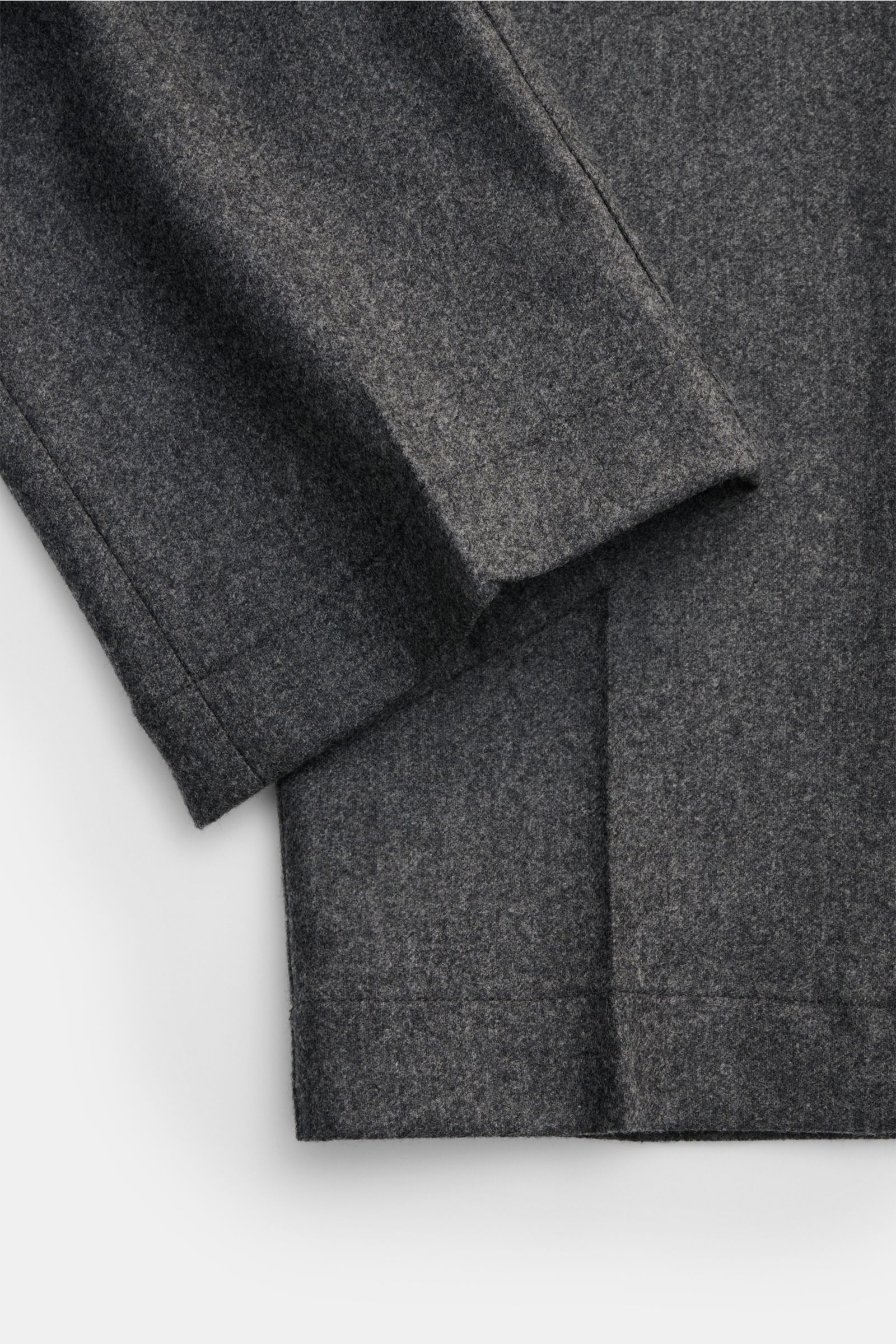 Close-up front view of the Jacob Cohen Wollhose 'Bobby' dunkelgrau meliert, showing the dark grey wool fabric with a soft grip, slim fit, slightly tapered legs, zipper and waistband button, French pockets, piped coin pocket, back pockets with buttons, and