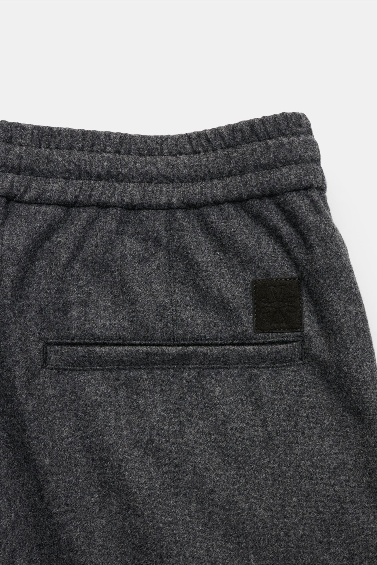 Jacob Cohen Woll-Jogpants 'Daniel' dunkelgrau meliert aus elastischer Schurwolle, schmal zulaufend, mit elastischem Bund, Tunnelzug, Bundfalte, Taschen und Verloursleder-Patch, Detail Rückansicht.