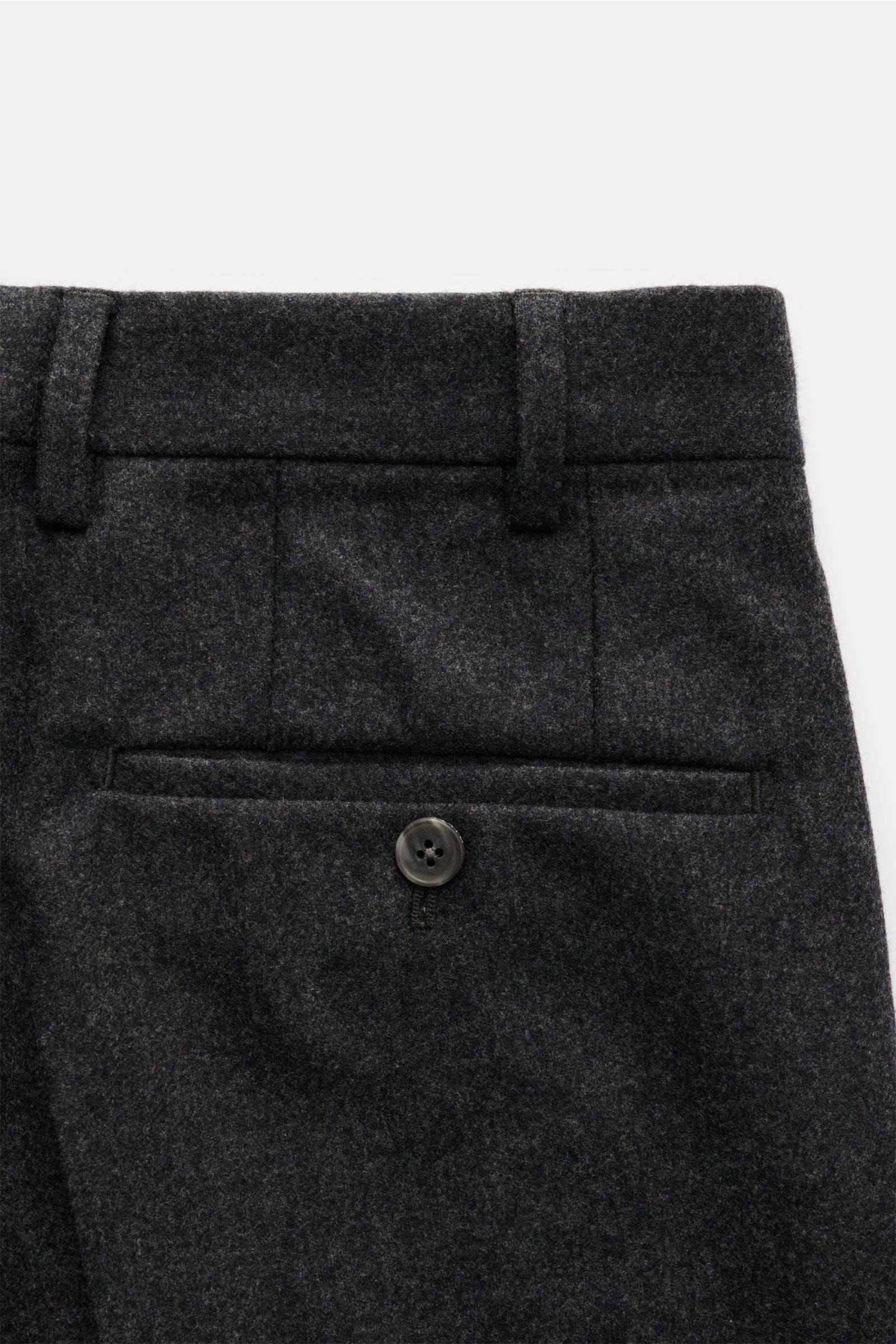 Close-up rear view of Hiltl Wollhose 'Piacenza' dunkelgrau meliert showing buttoned back pocket and wool fabric texture.

Description: Office Essential: Die HILTL Hose 'Piacenza' vereint präzise Schneiderkunst mit modernem Komfort und wird so zum unver