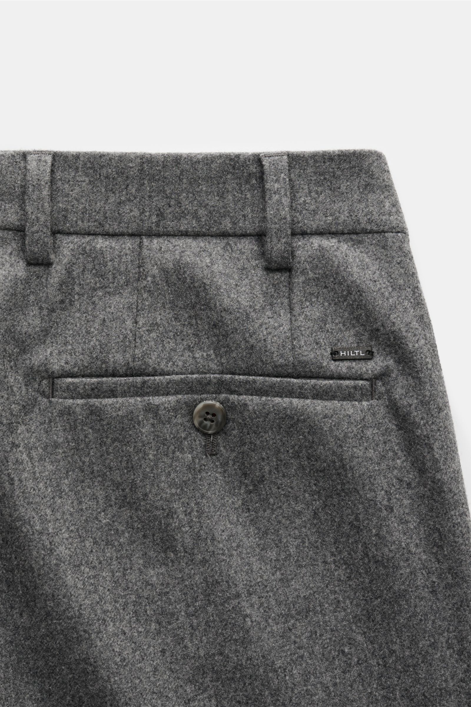 Hiltl Wollhose 'Piacenza' grau meliert, Detailaufnahme von hinten oben mit Bund, Gürtelschlaufen, Knopf-Gesäßtasche aus feinem Twill-Wollstoff.