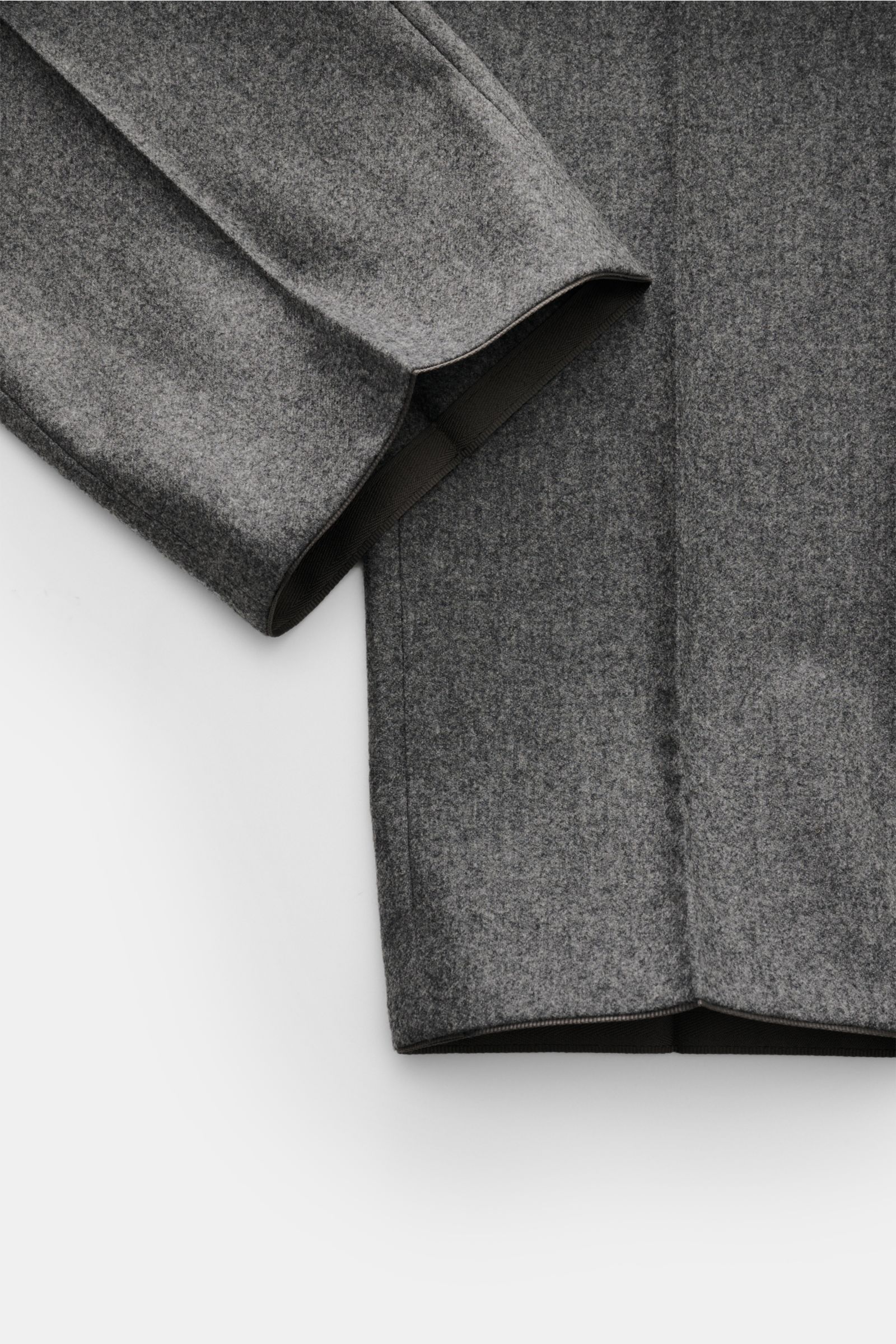 Hiltl Wollhose 'Piacenza' grau meliert aus Twill-Wolle, Regular Fit, gerader Schnitt, offene Länge, Detailaufnahme der Beinöffnung von oben.